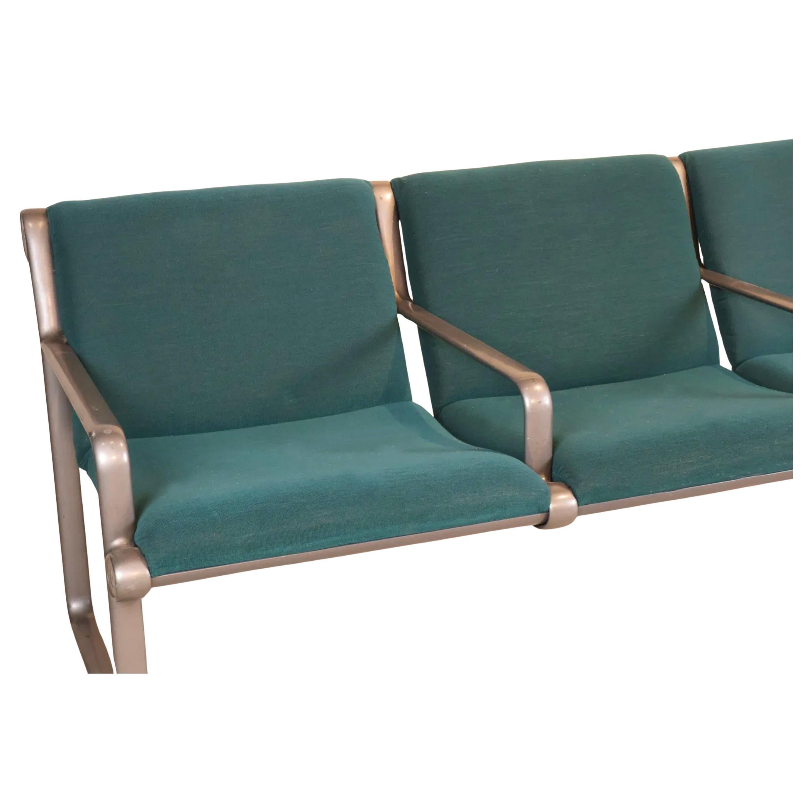 Fauteuil 3 places, canapé banc, tapissé par Bruce Hannah et Andrew Morrison pour Knoll. Fabriqué en Amérique vers les années 1970. Conçu par Bruce Hannah et Andrew Morrison pour Knoll International en tissu d'ameublement posé sur des cadres en