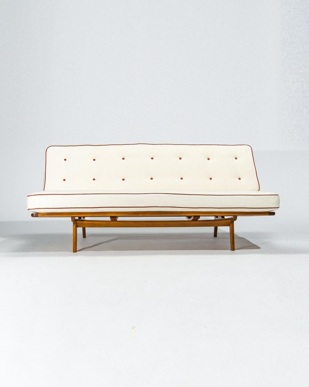 Dieses seltene Dreisitzer-Sofa aus Buche, Modell FD 172, wurde in den 1950er Jahren von Peter Hvidt und Orla Mølgaard-Nielsen für France & Daverkosen entworfen und ist eines der raffiniertesten Möbel der Jahrhundertmitte. Dieses unverwechselbare und
