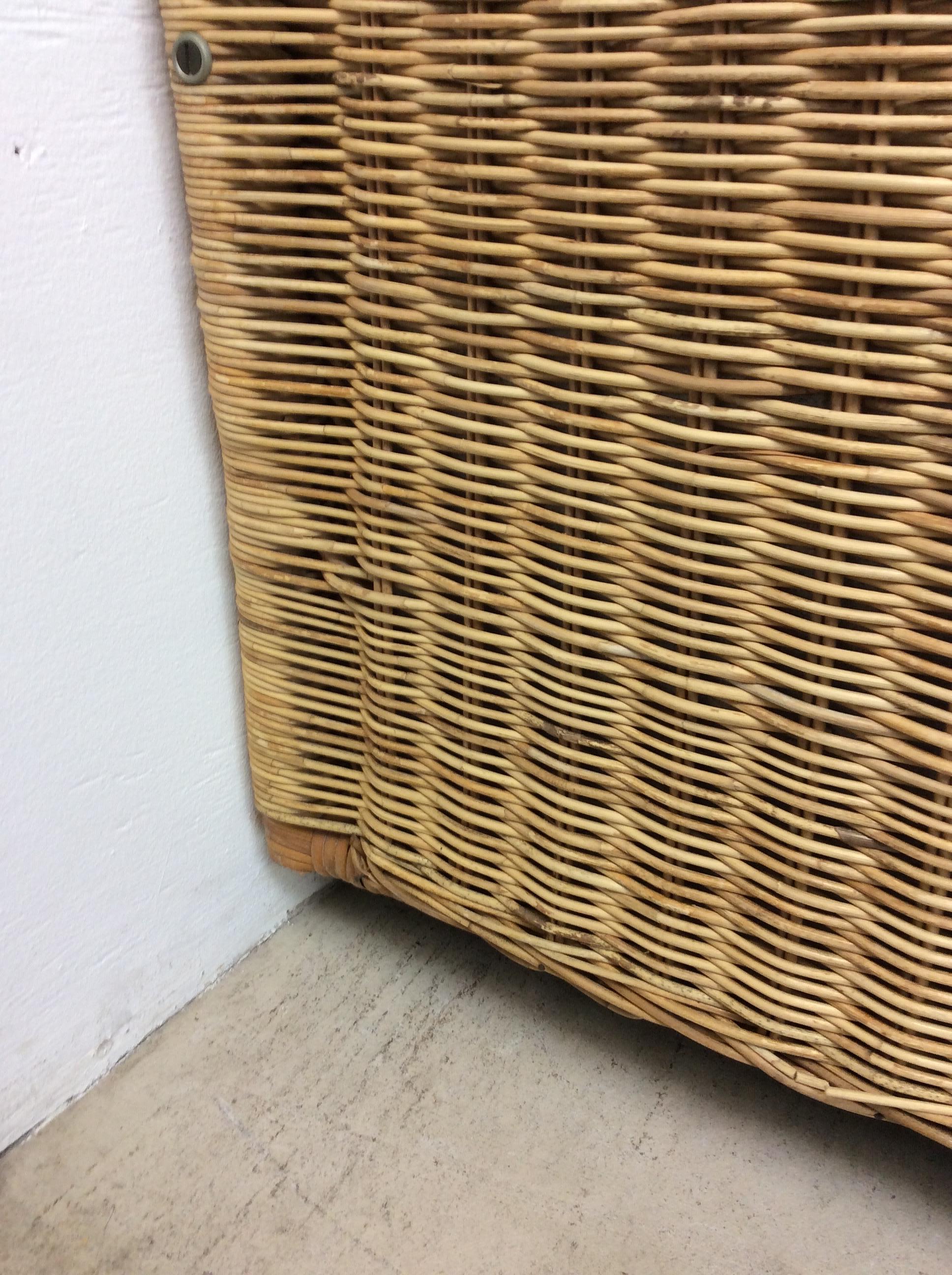 Mid Century Modern 3 Seater Sofa with Wicker Arms en vente 7