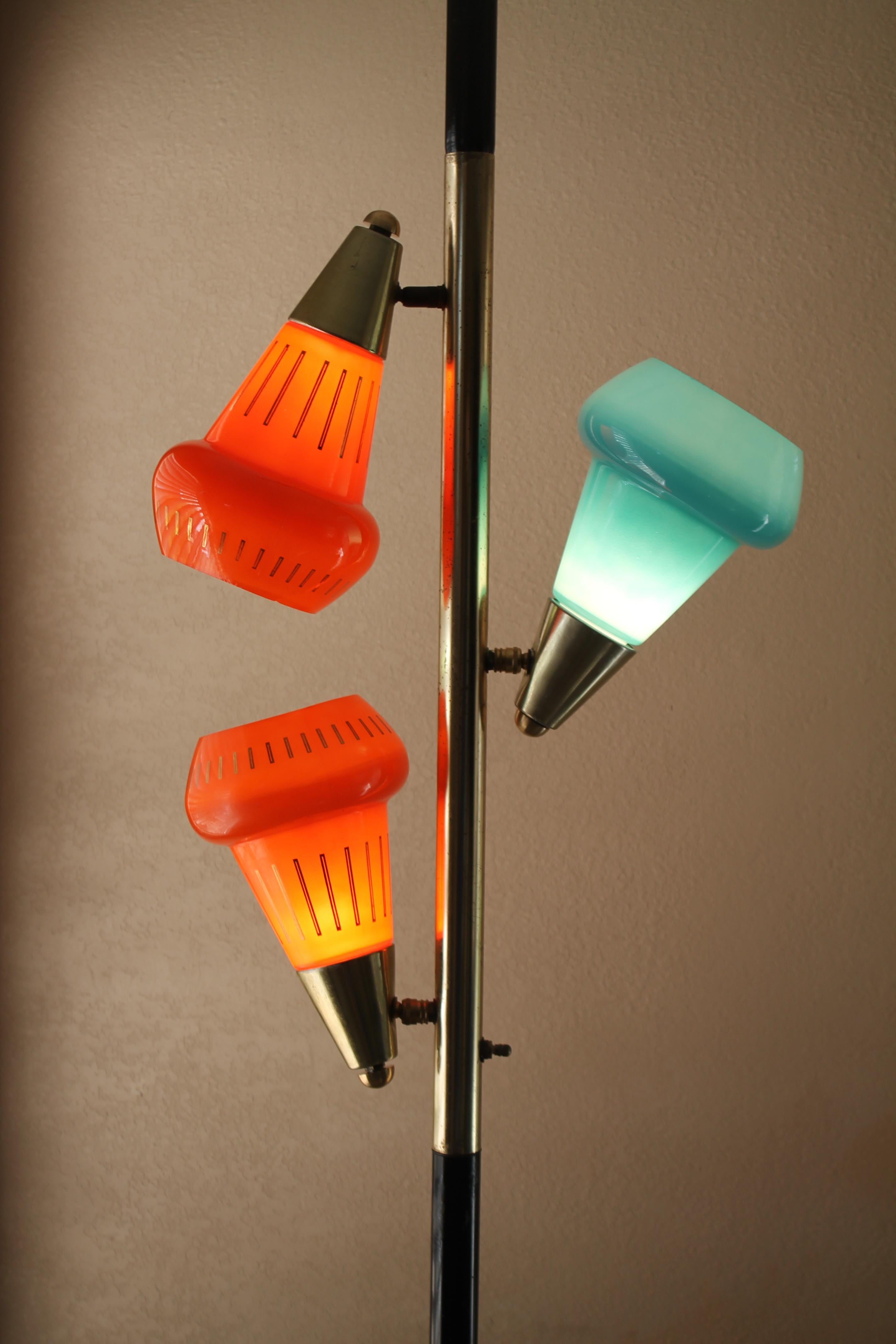 Mid Century Modern 3-Shade Glass Tension Pole Lamp Orange Blue Stiffel Era In Good Condition In Peoria, AZ