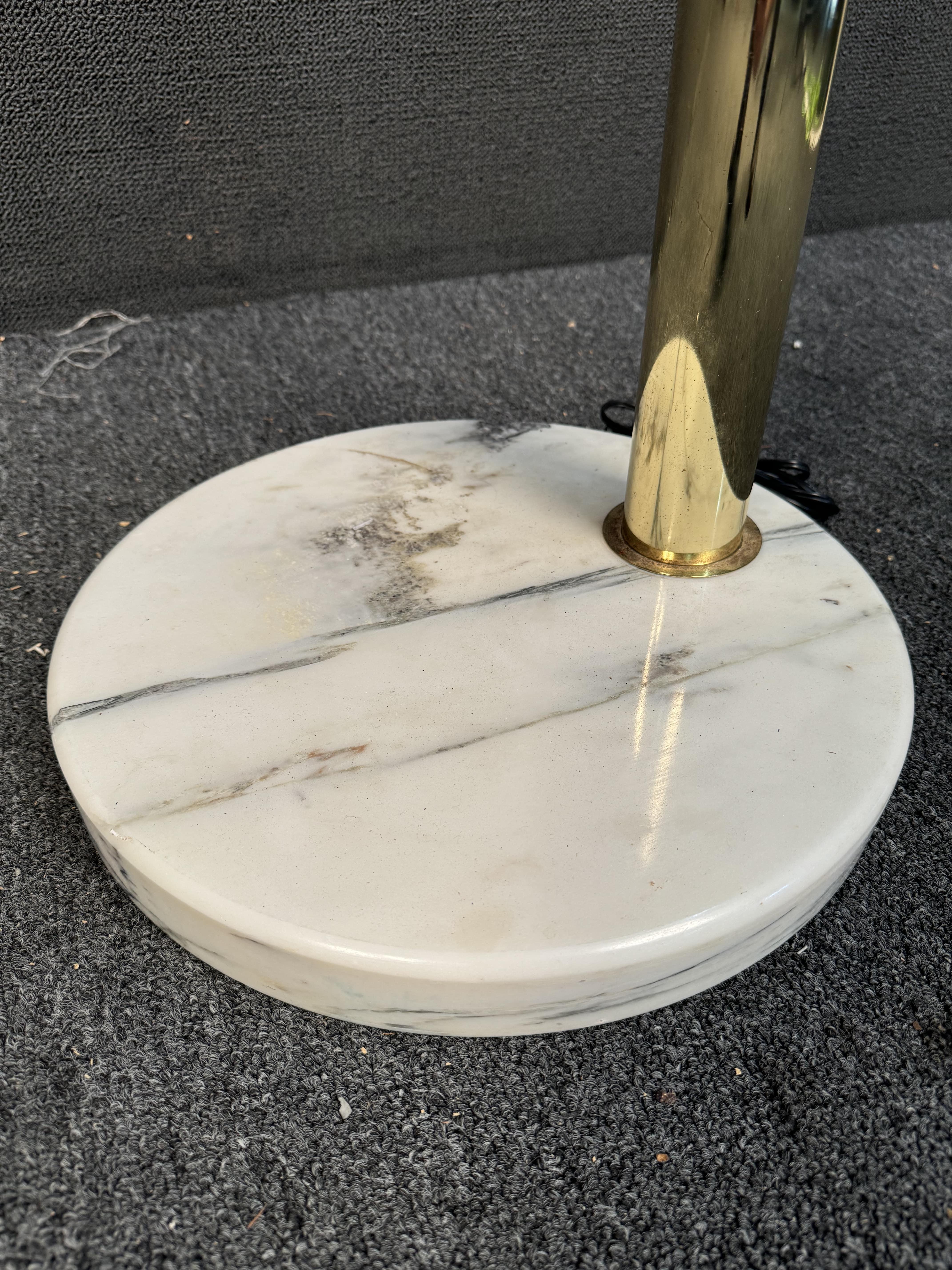 Italienische vergoldete Stehlampe mit 3 Lichtern und Marmorsockel aus den 1960er Jahren. Ein ikonisches Design, das für die einflussreichste Ära des Möbeldesigns steht. Bitte bestätigen Sie den Standort mit dem Verkäufer (NY/NJ)
