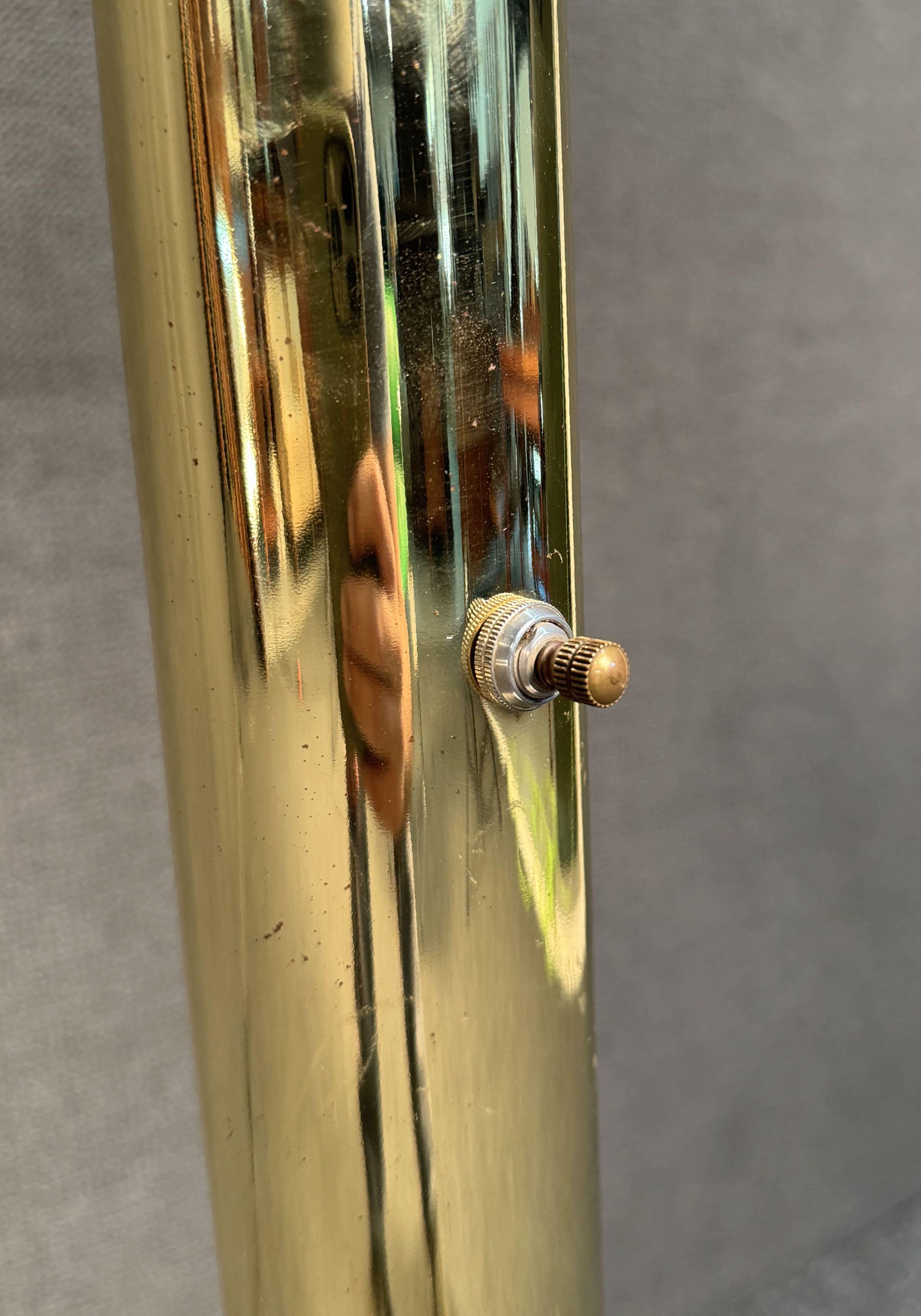 Moderne 3-Schwing-Arm-Stehlampe mit Goldkugel- Bogen, Mid-Century Modern im Zustand „Gut“ im Angebot in Brooklyn, NY