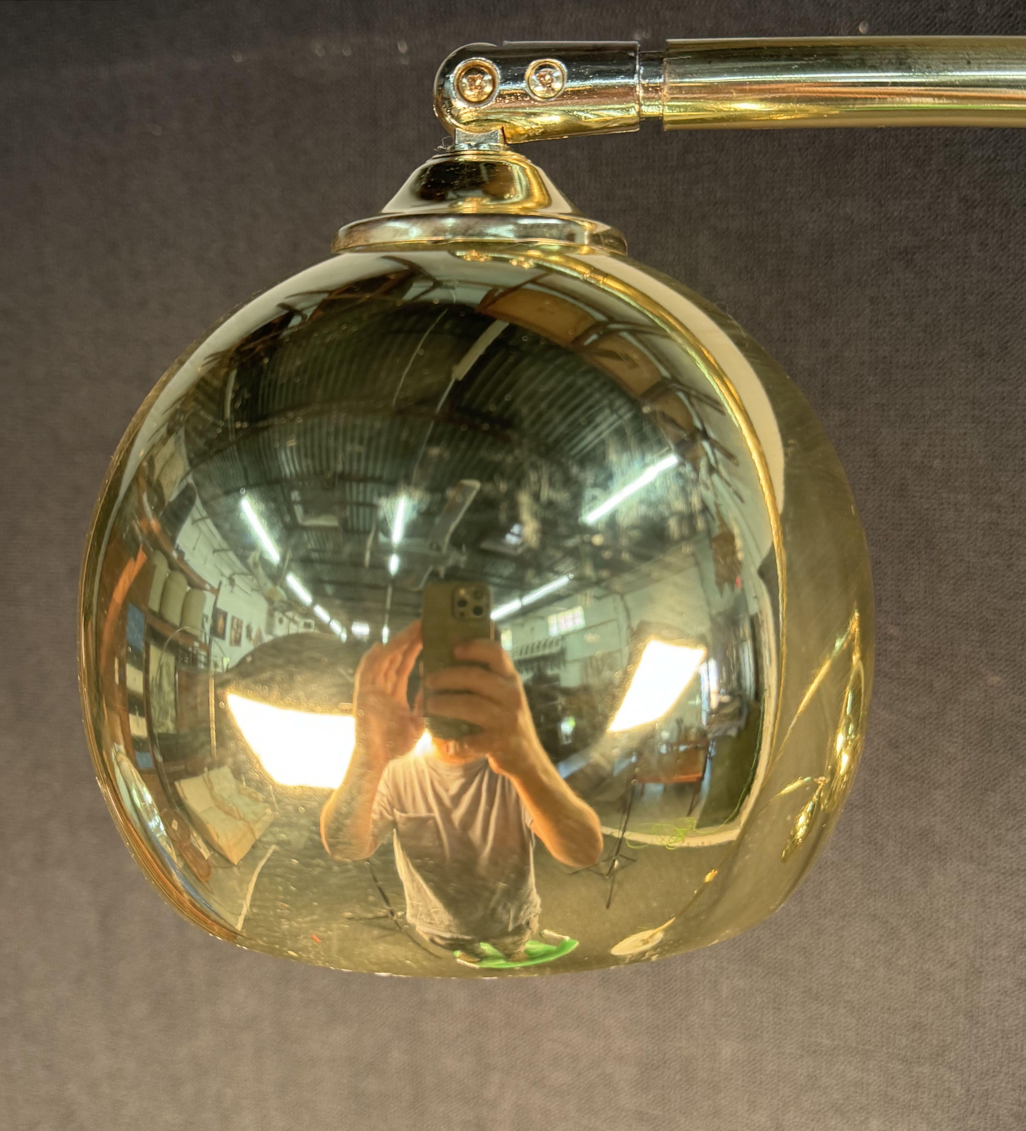 Moderne 3-Schwing-Arm-Stehlampe mit Goldkugel- Bogen, Mid-Century Modern im Angebot 1