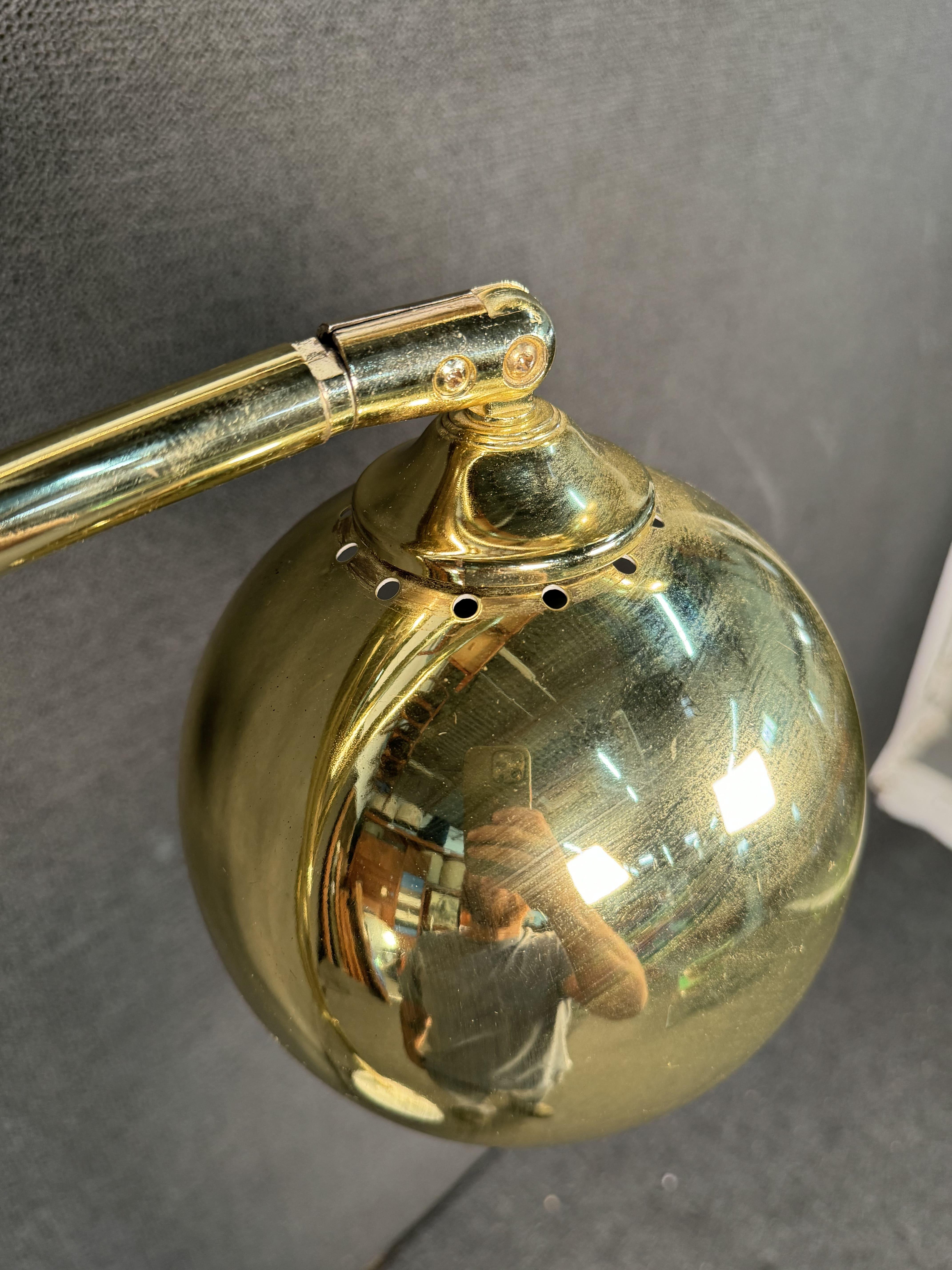 Moderne 3-Schwing-Arm-Stehlampe mit Goldkugel- Bogen, Mid-Century Modern im Angebot 2