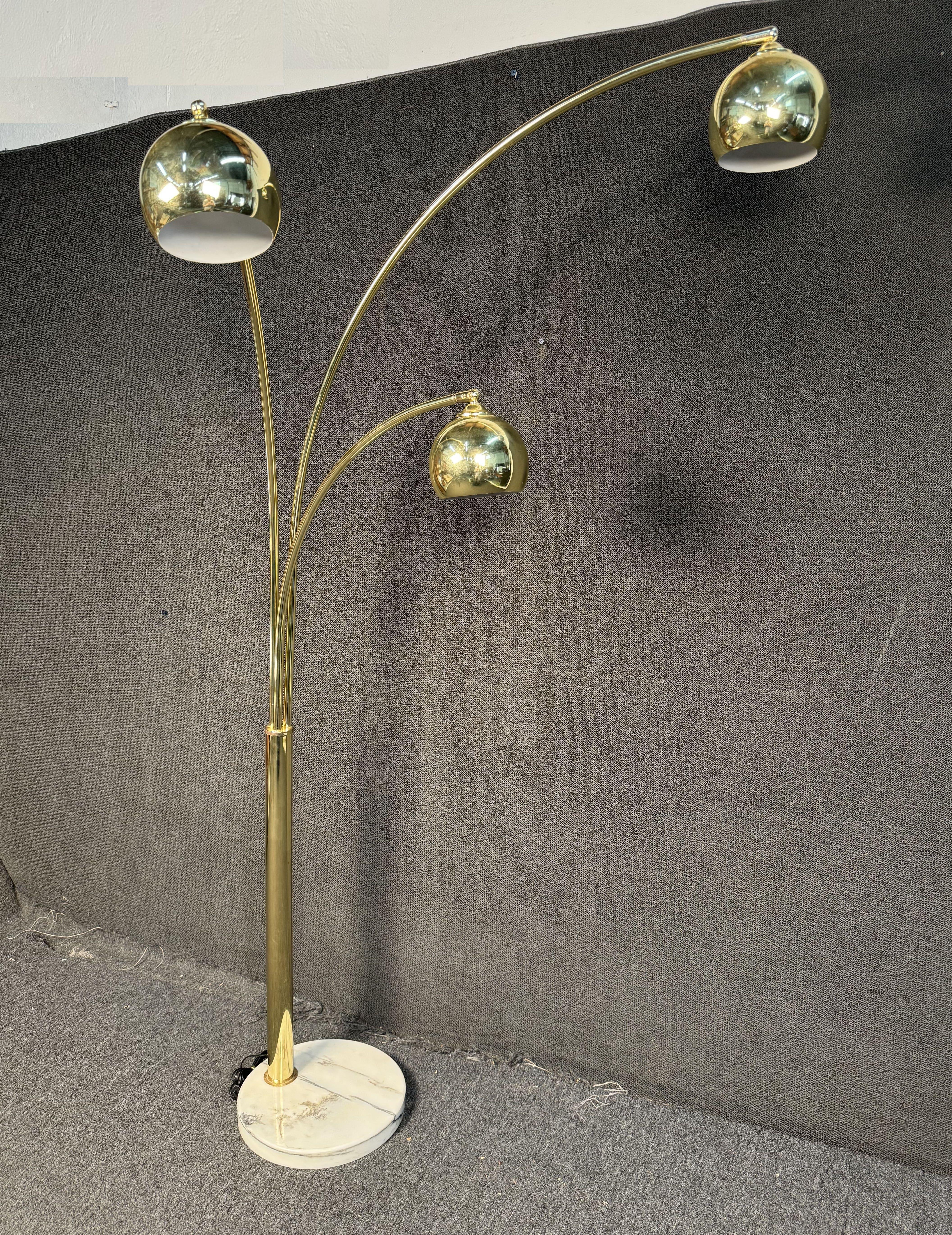 Moderne 3-Schwing-Arm-Stehlampe mit Goldkugel- Bogen, Mid-Century Modern im Angebot 3