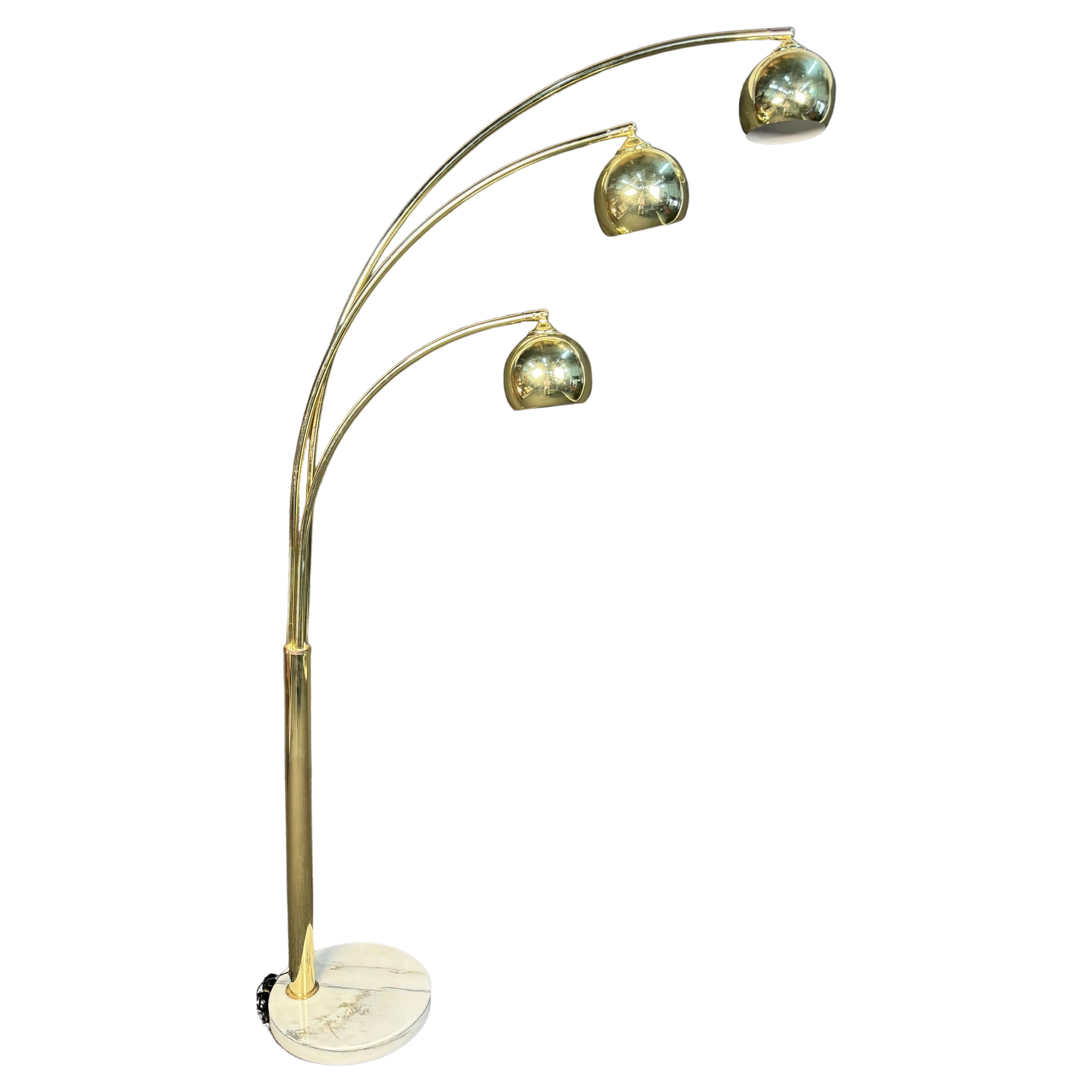 Moderne 3-Schwing-Arm-Stehlampe mit Goldkugel- Bogen, Mid-Century Modern im Angebot