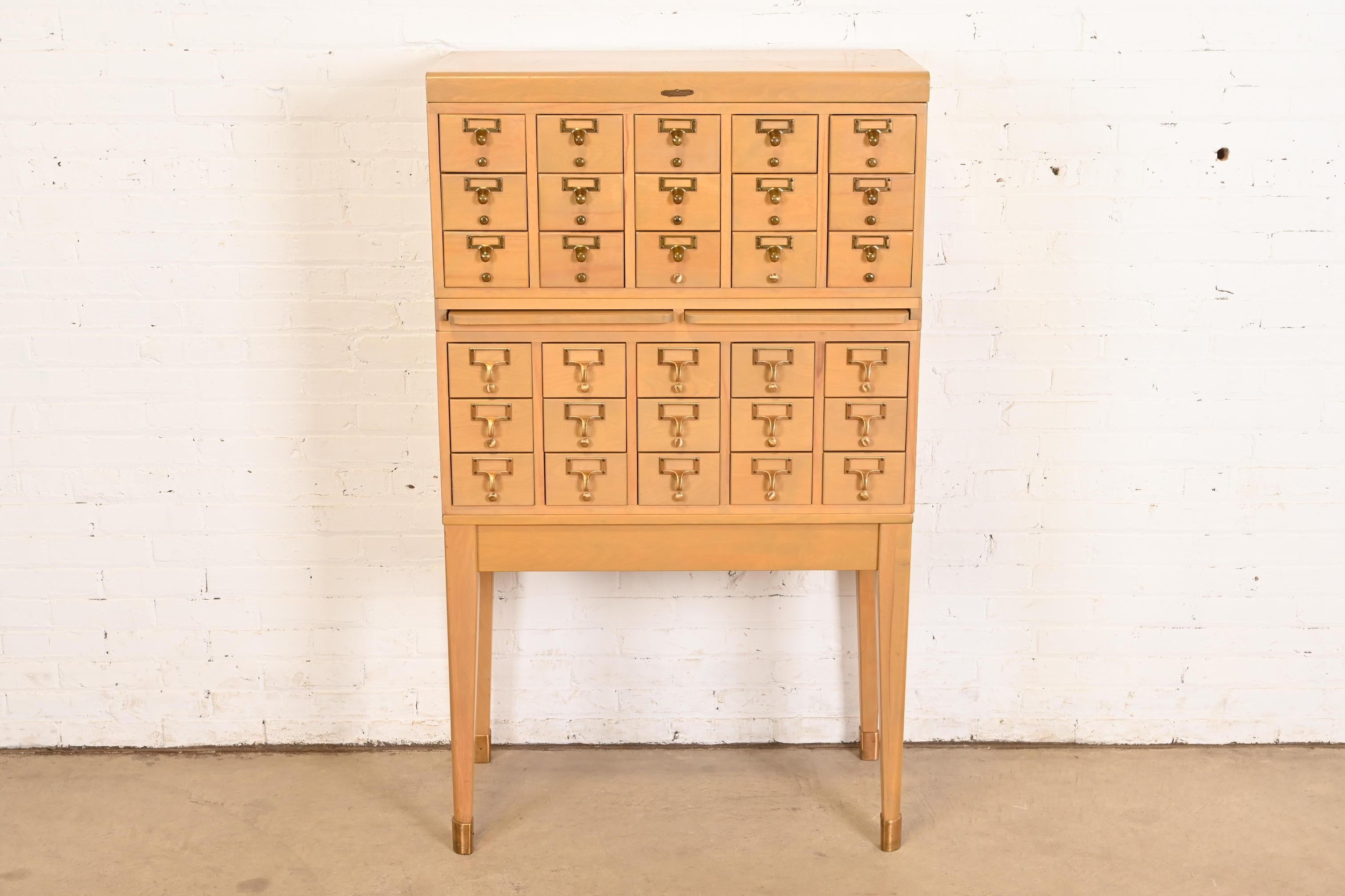 Mid-Century moderno Catalogo a schede per biblioteca a 30 cassetti in stile Mid-Century Modern di Remington Rand in vendita