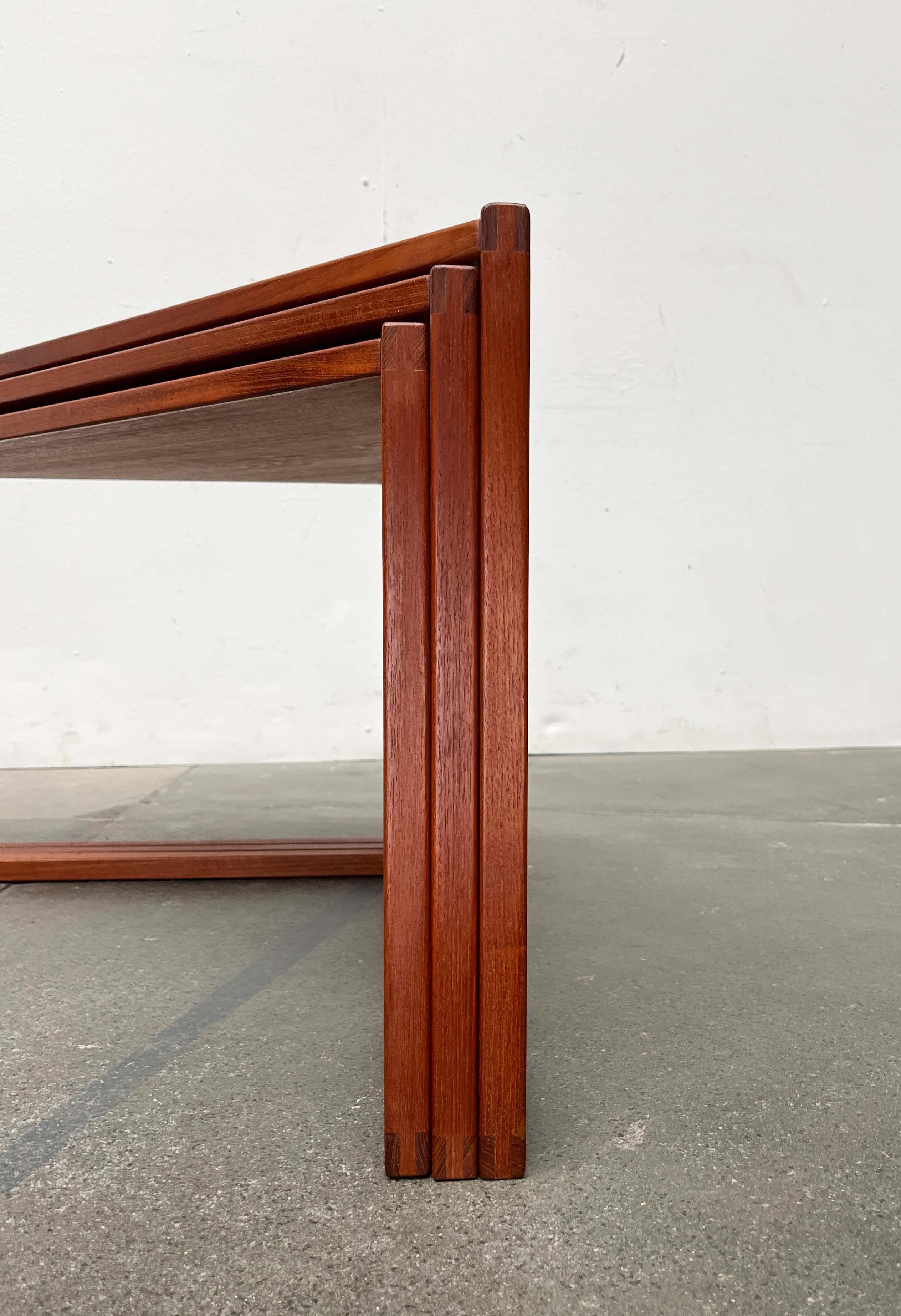 Mid-Century Modern 343 Dreieckige Teakholz-Esstische Kai Kristiansen Vildbjerg im Angebot 1