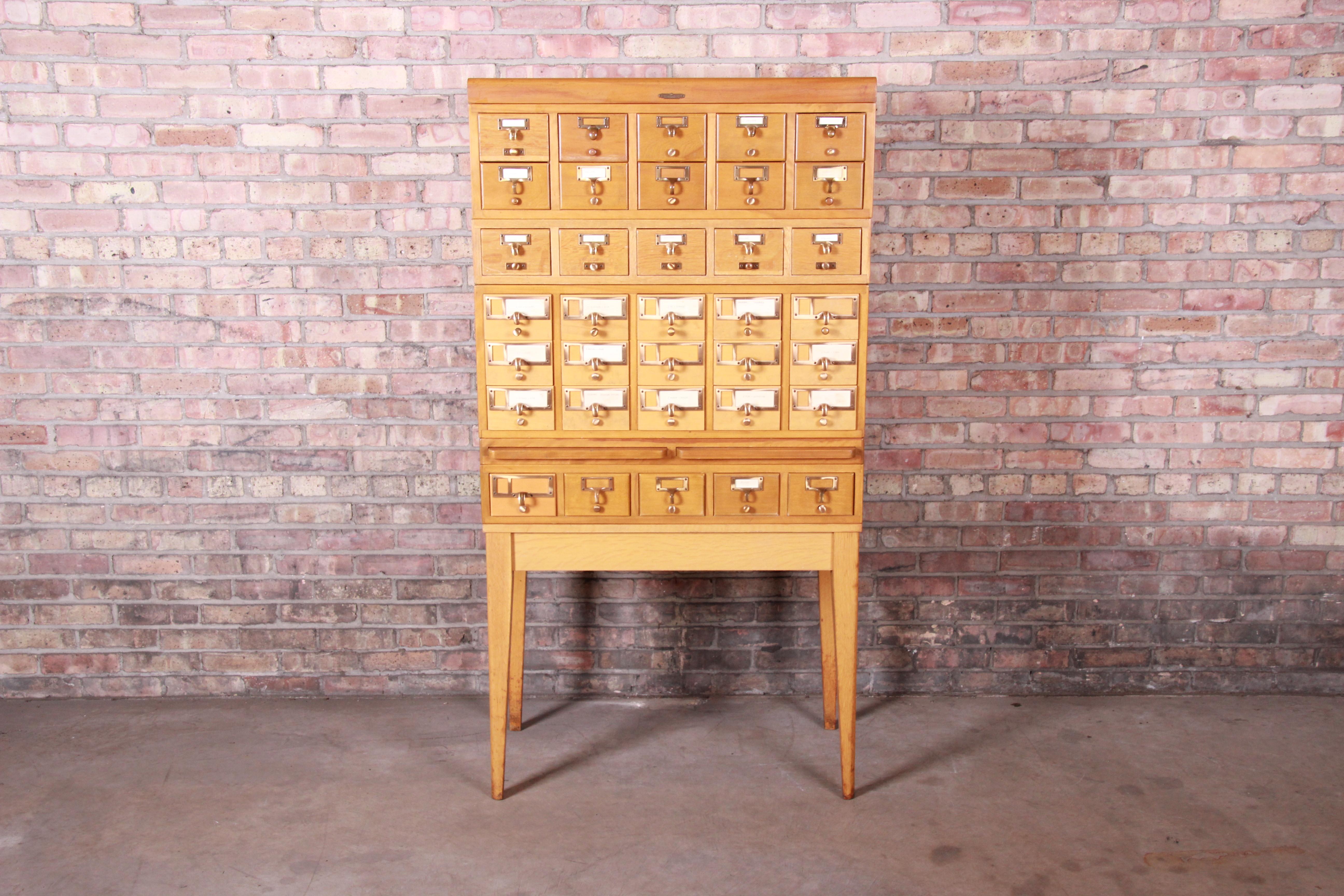 A rare and exceptional Mid-Century Modern 35-drawer library card catalog

By Remington Rand

USA, circa 1950s

Measures: 33