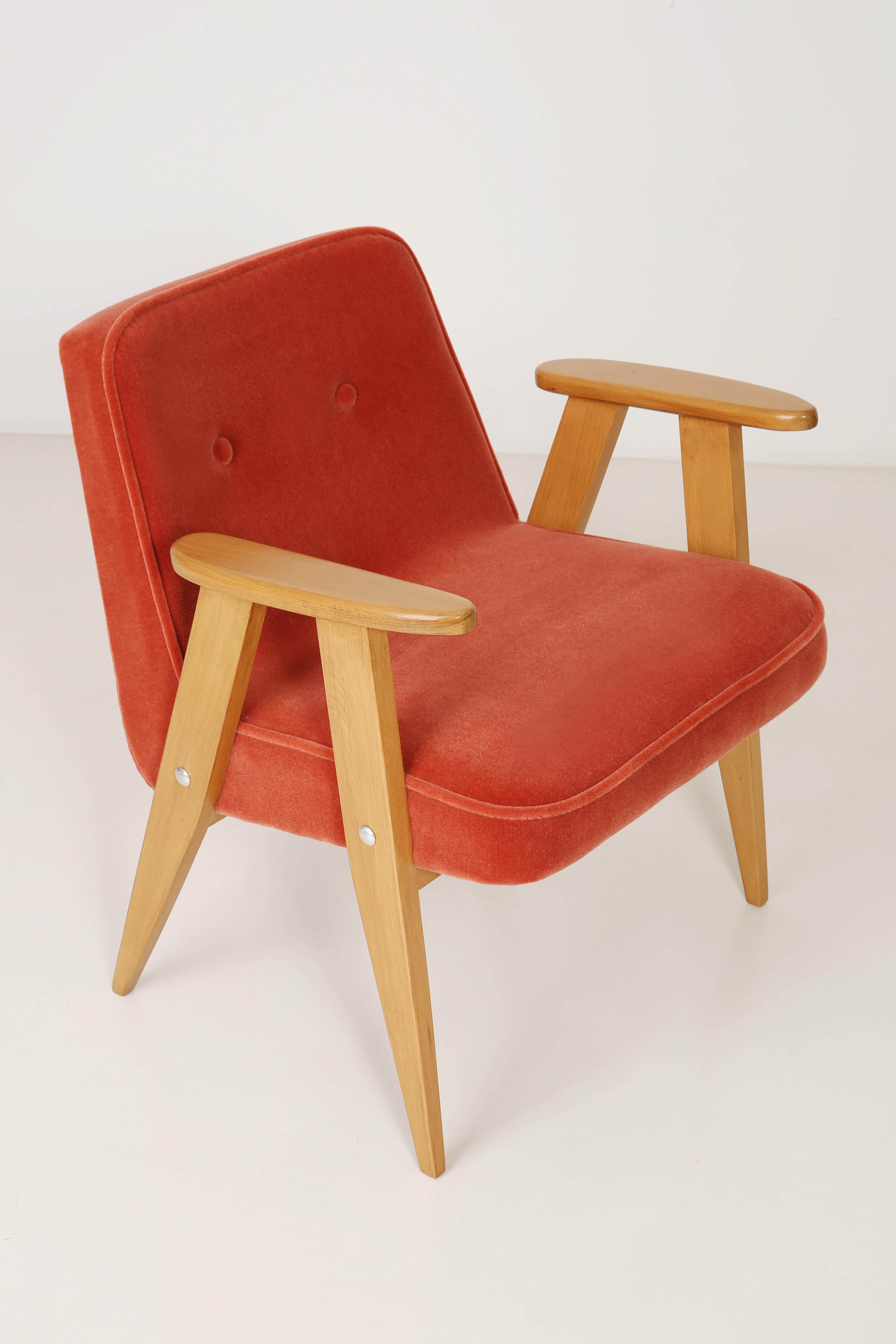 The 366 armchair is an icon of the polish design of the PRL period.

The famous armchair was designed in 1962 by the Polish interior designer and furniture designer Jozef Marian Chierowski. Produced in the Lower Silesian Furniture Factory in
