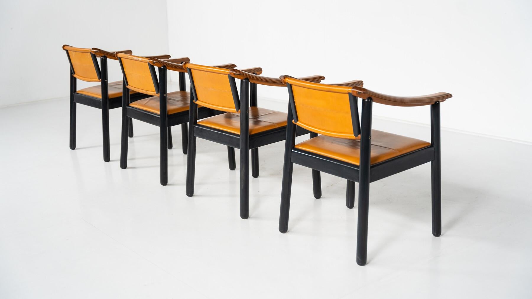Mid-Century Modern 4 Armchairs in the style of Scarpa, Wood and Leather, Italy In Good Condition For Sale In Brussels, BE