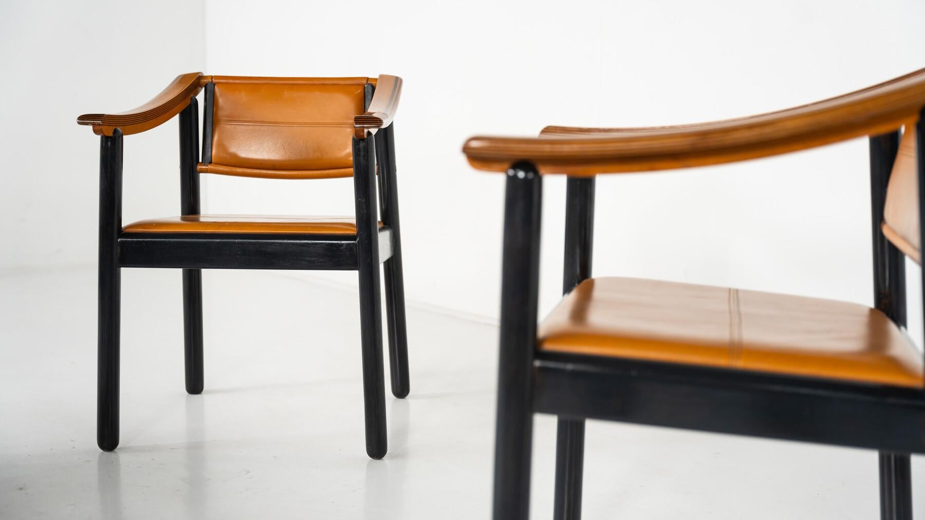 Mid-20th Century Mid-Century Modern 4 Armchairs in the style of Scarpa, Wood and Leather, Italy For Sale