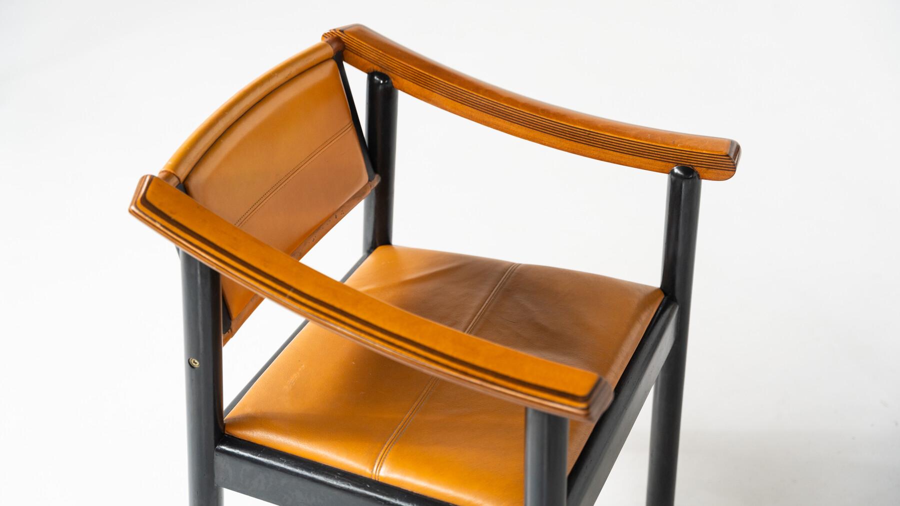 Cuir 4 fauteuils modernes du milieu du siècle dans le style de Scarpa, bois et cuir, Italie en vente