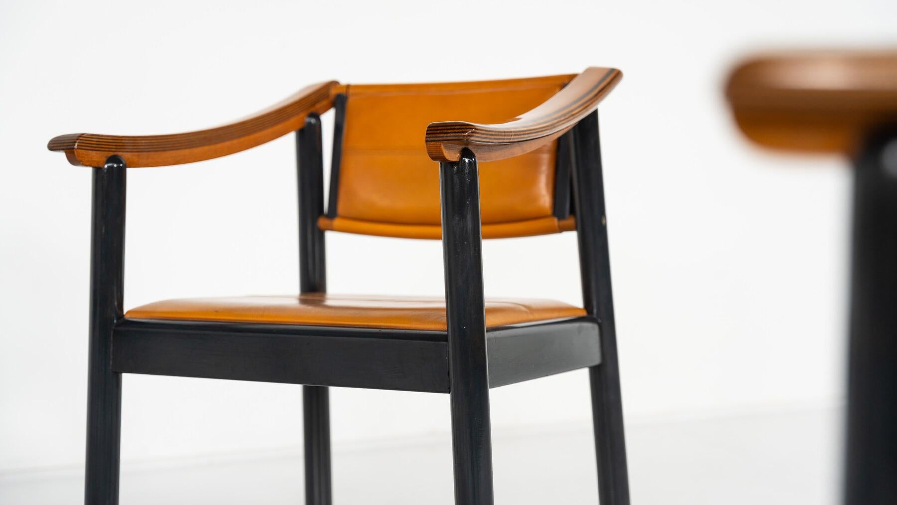 4 fauteuils modernes du milieu du siècle dans le style de Scarpa, bois et cuir, Italie en vente 1
