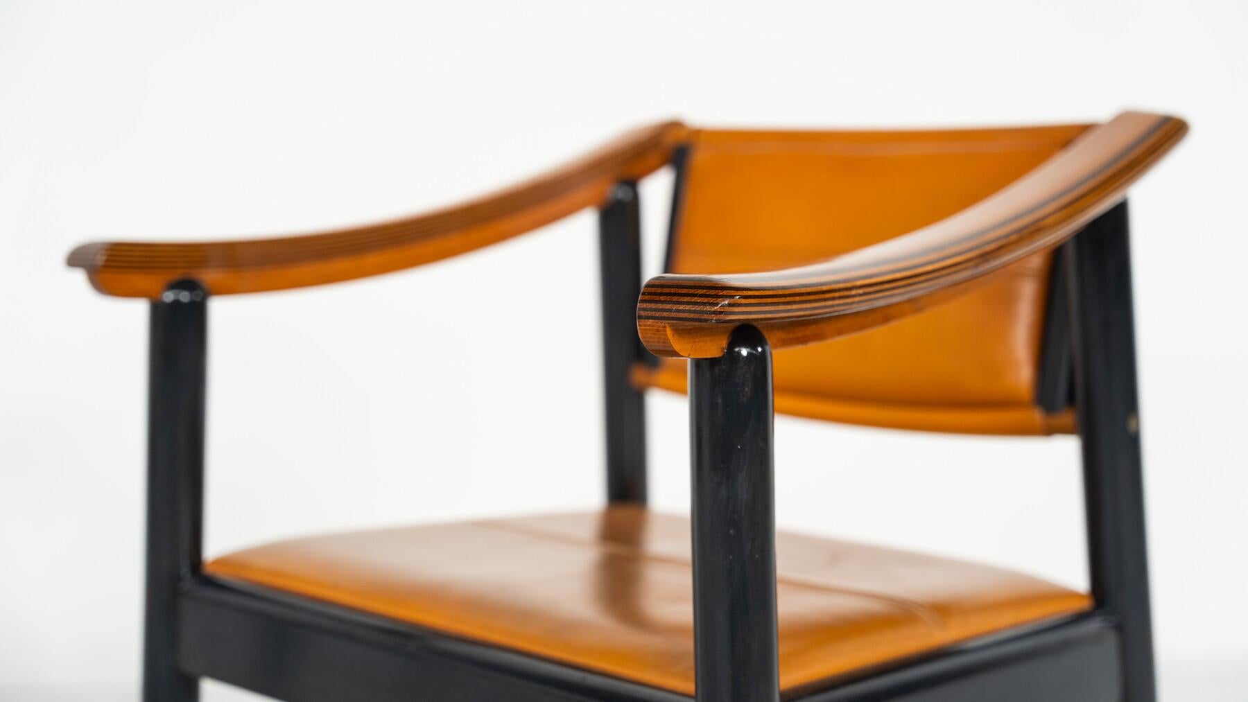 4 fauteuils modernes du milieu du siècle dans le style de Scarpa, bois et cuir, Italie en vente 2