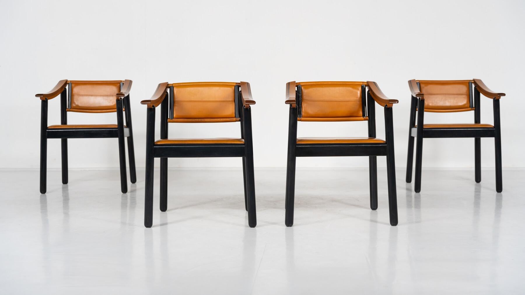 4 fauteuils modernes du milieu du siècle dans le style de Scarpa, bois et cuir, Italie en vente 4