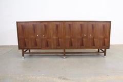 Credenza a 4 sportelli in noce H. Paul Browning, moderna nel Medioevo