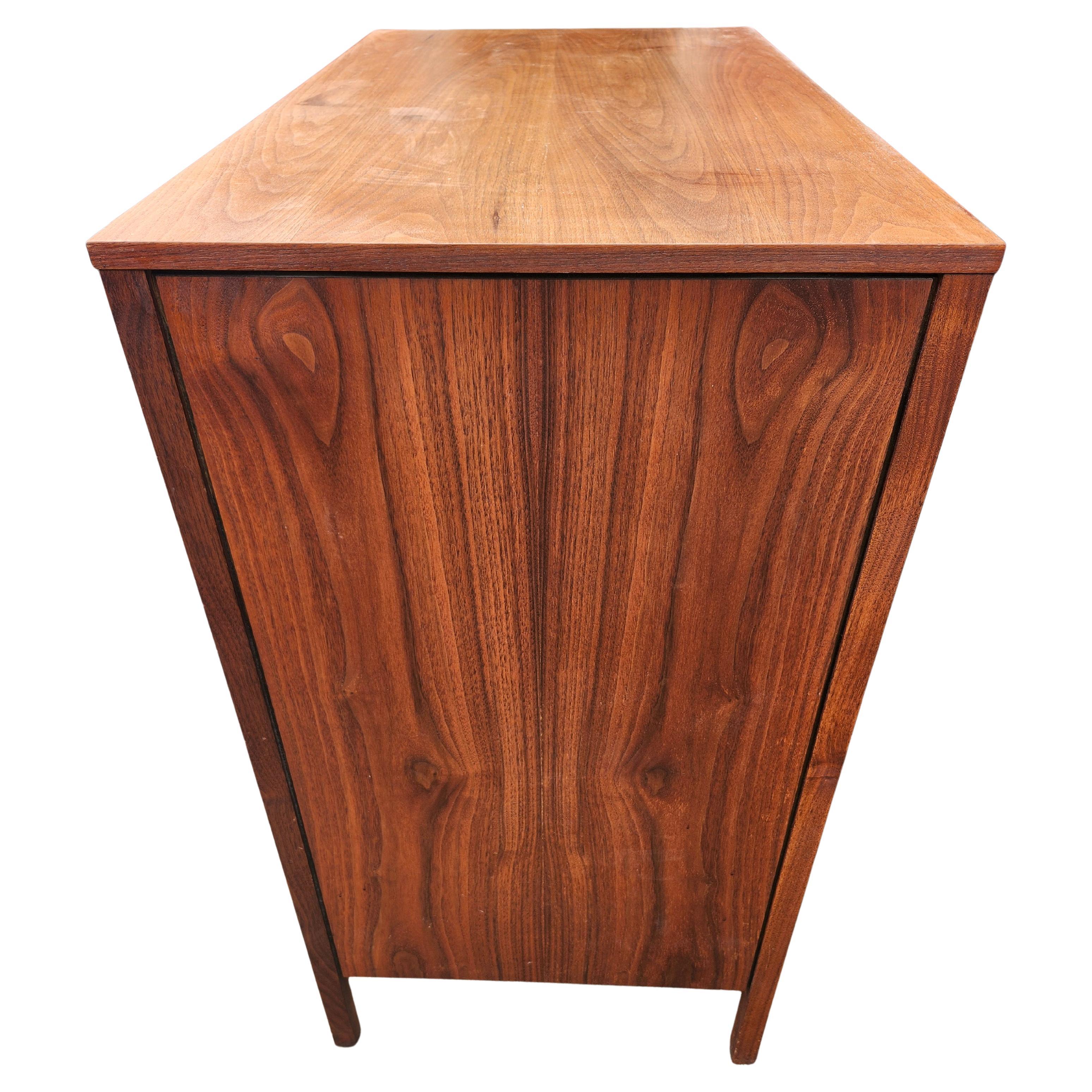 Comò a 4 cassetti del Mid Century Modern di Florence Knoll C1970 In condizioni buone in vendita a Port Jervis, NY