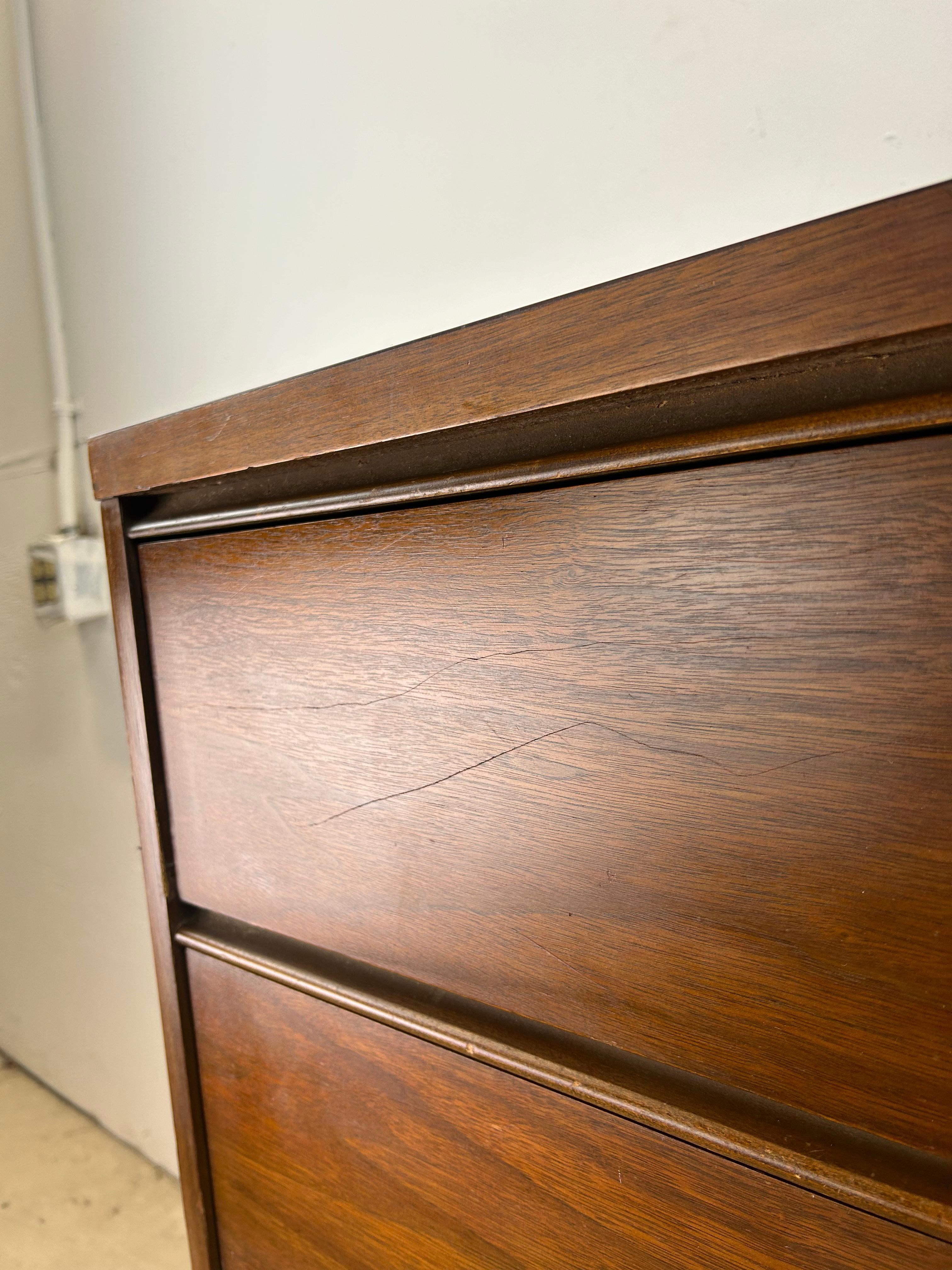 Mid Century Modern 4 Drawer Highboy Dresser with Tapered Legs For Sale 2