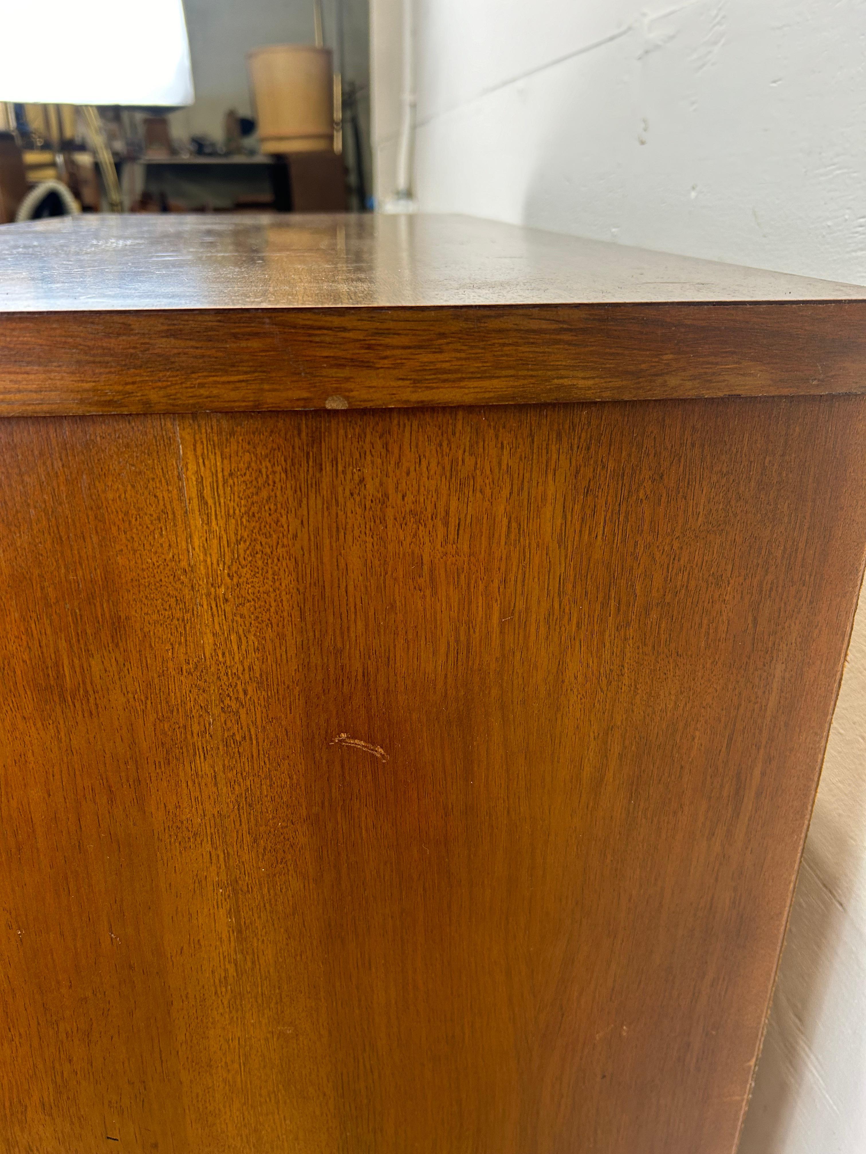 Mid Century Modern 4 Drawer Highboy Dresser with Tapered Legs For Sale 4