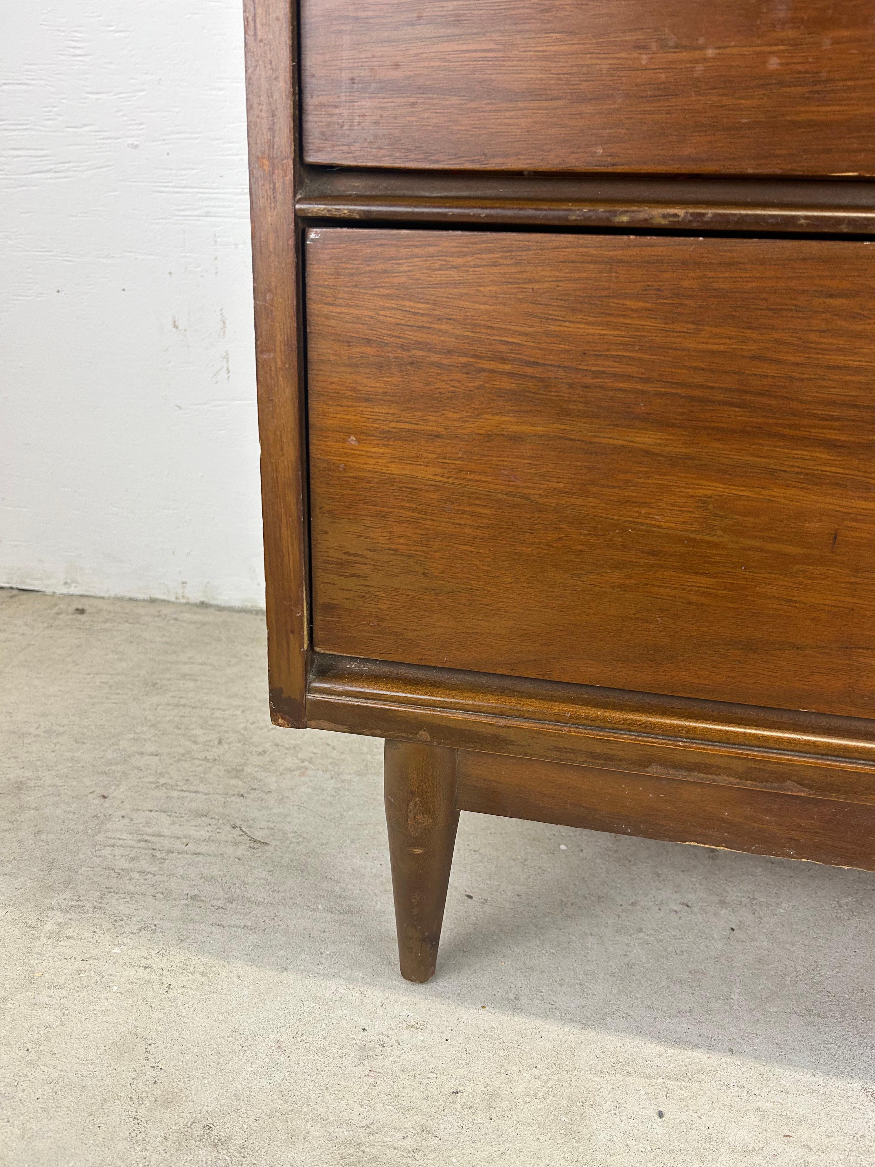 Mid Century Modern 4 Drawer Highboy Dresser with Tapered Legs In Good Condition For Sale In Freehold, NJ