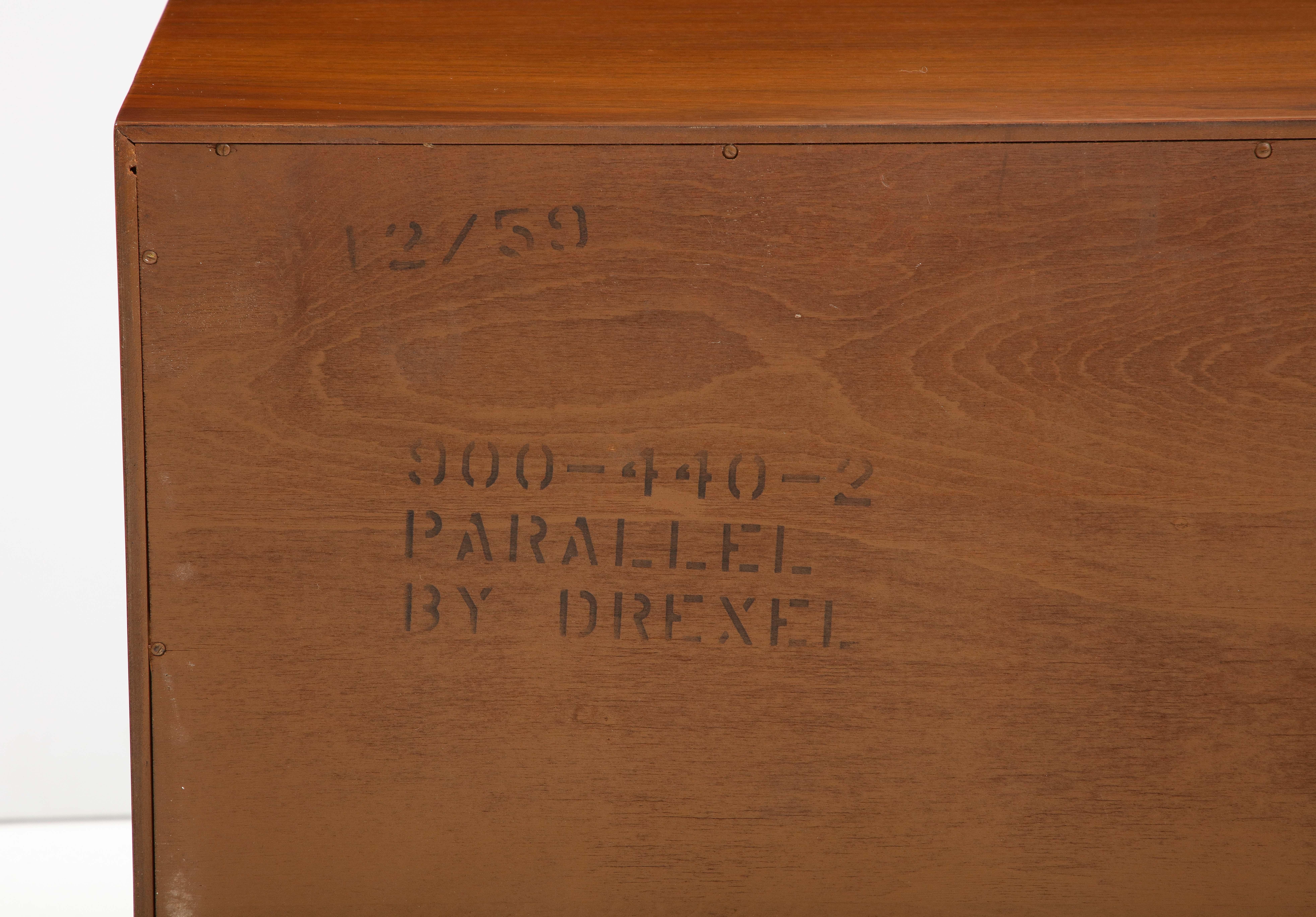 Mid-Century Modern-Kommoden mit 4 Schubladen aus Nussbaumholz von Drexel Parallel Collection im Angebot 1
