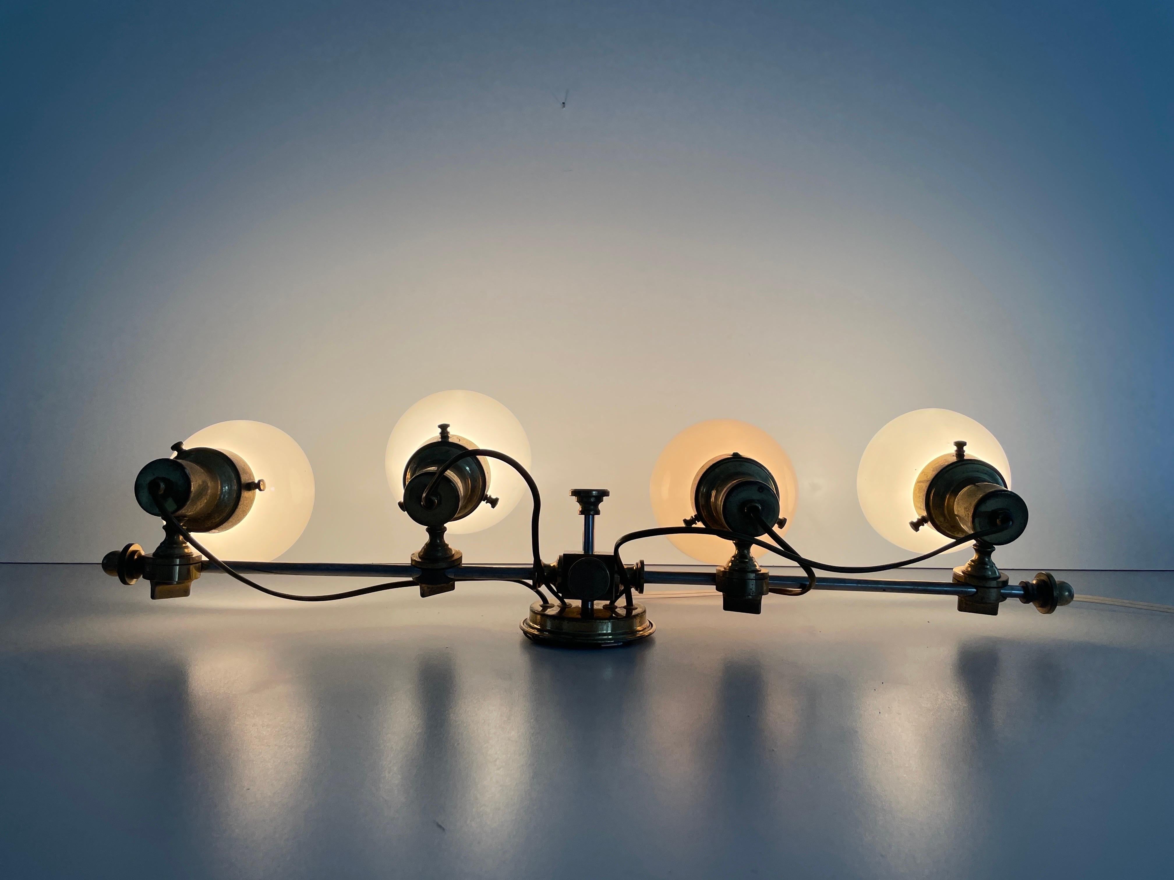 Lampada da parete moderna a 4 teste in vetro opalino e ottone, 1960, Italia in vendita 4