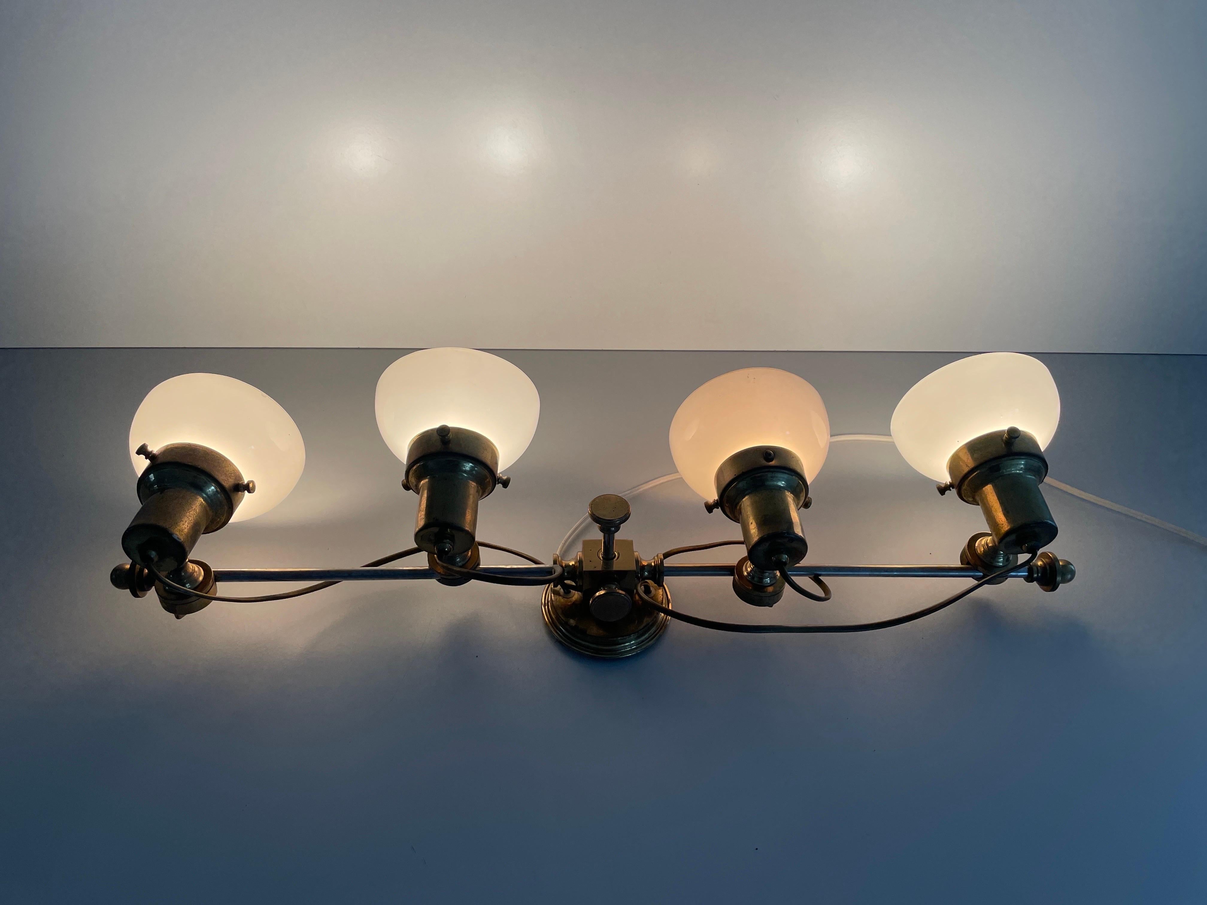 Lampada da parete moderna a 4 teste in vetro opalino e ottone, 1960, Italia in vendita 5