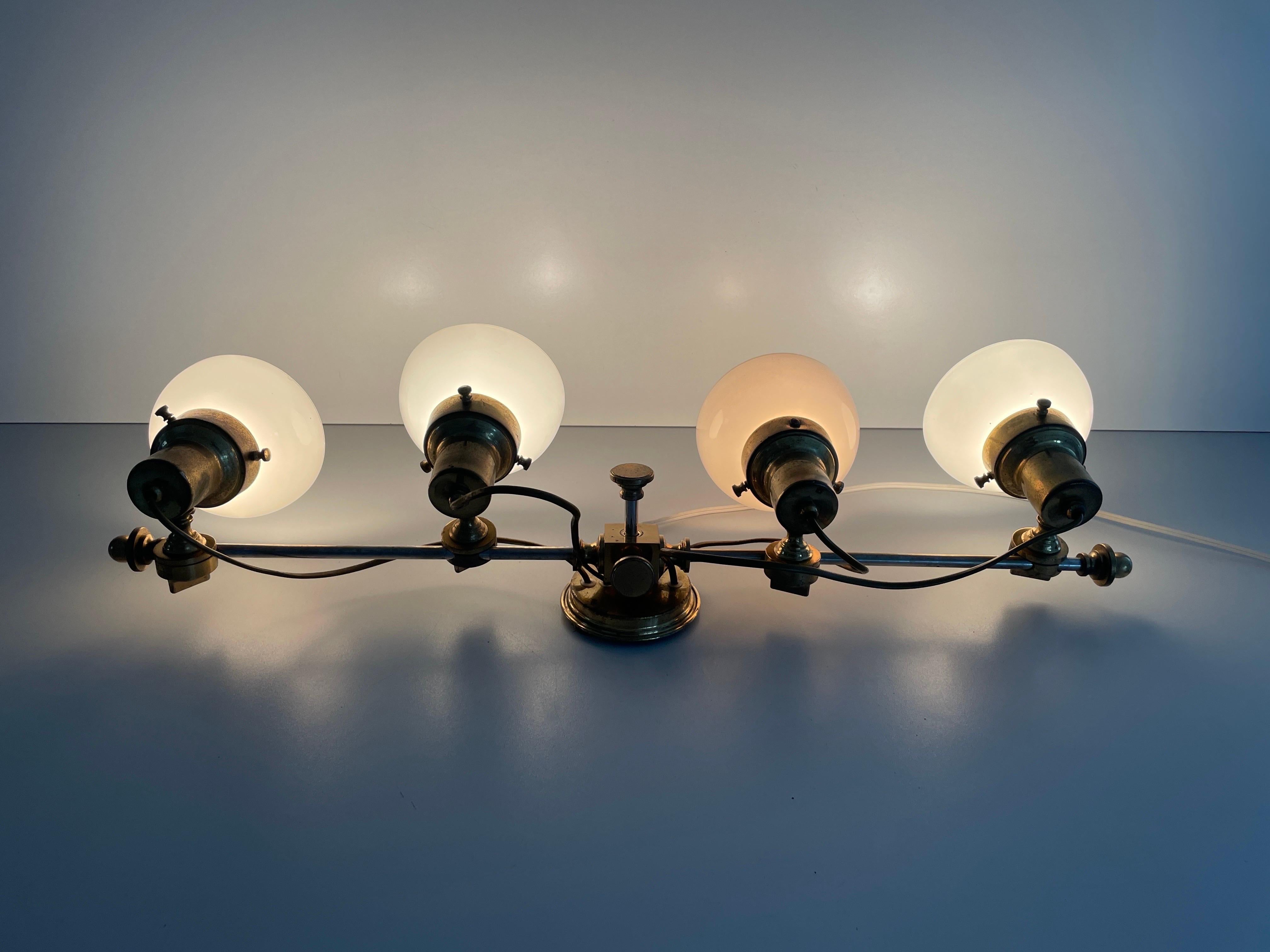 Lampada da parete moderna a 4 teste in vetro opalino e ottone, 1960, Italia in vendita 6