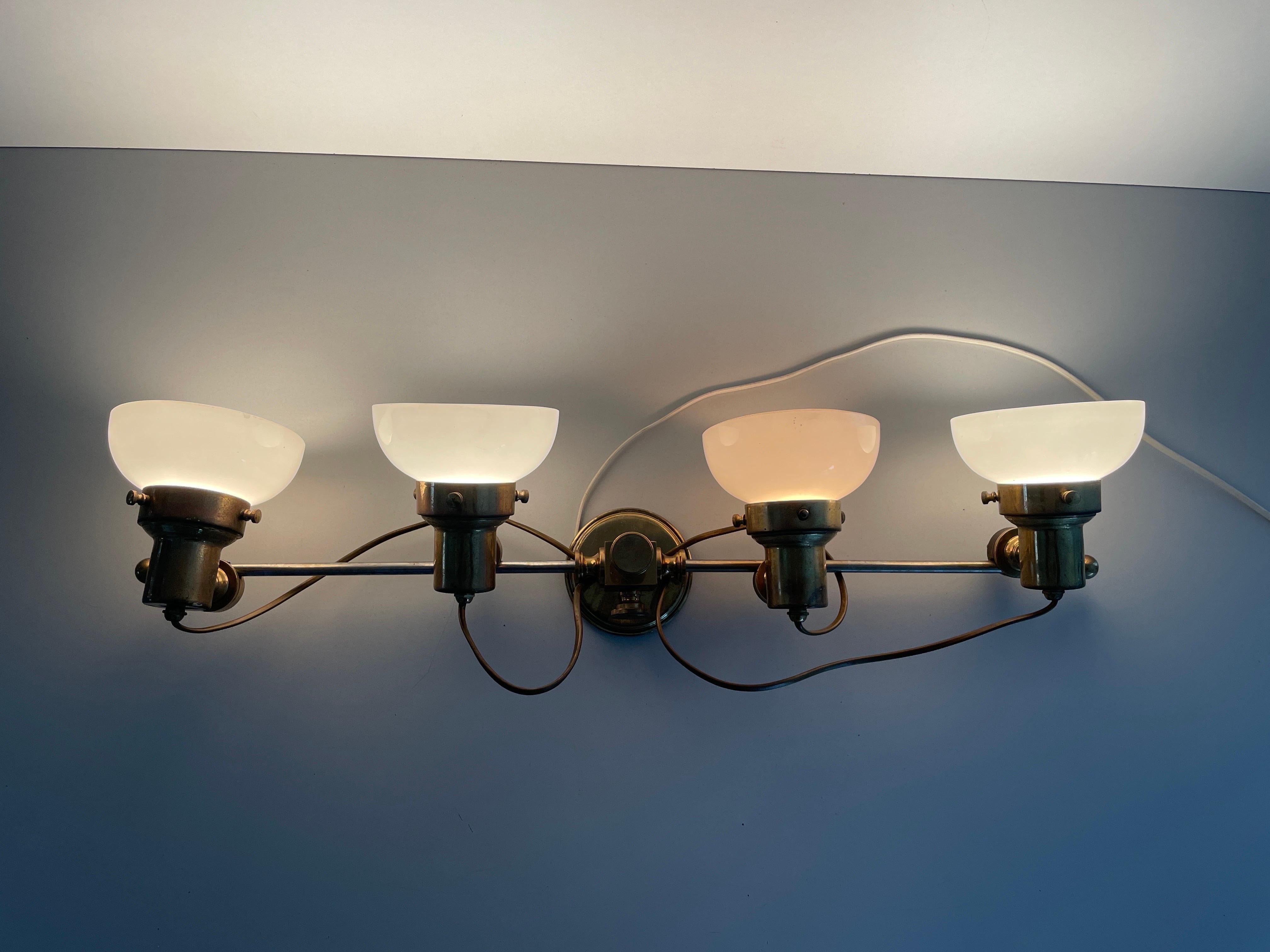 Lampada da parete moderna a 4 teste in vetro opalino e ottone, 1960, Italia in vendita 7