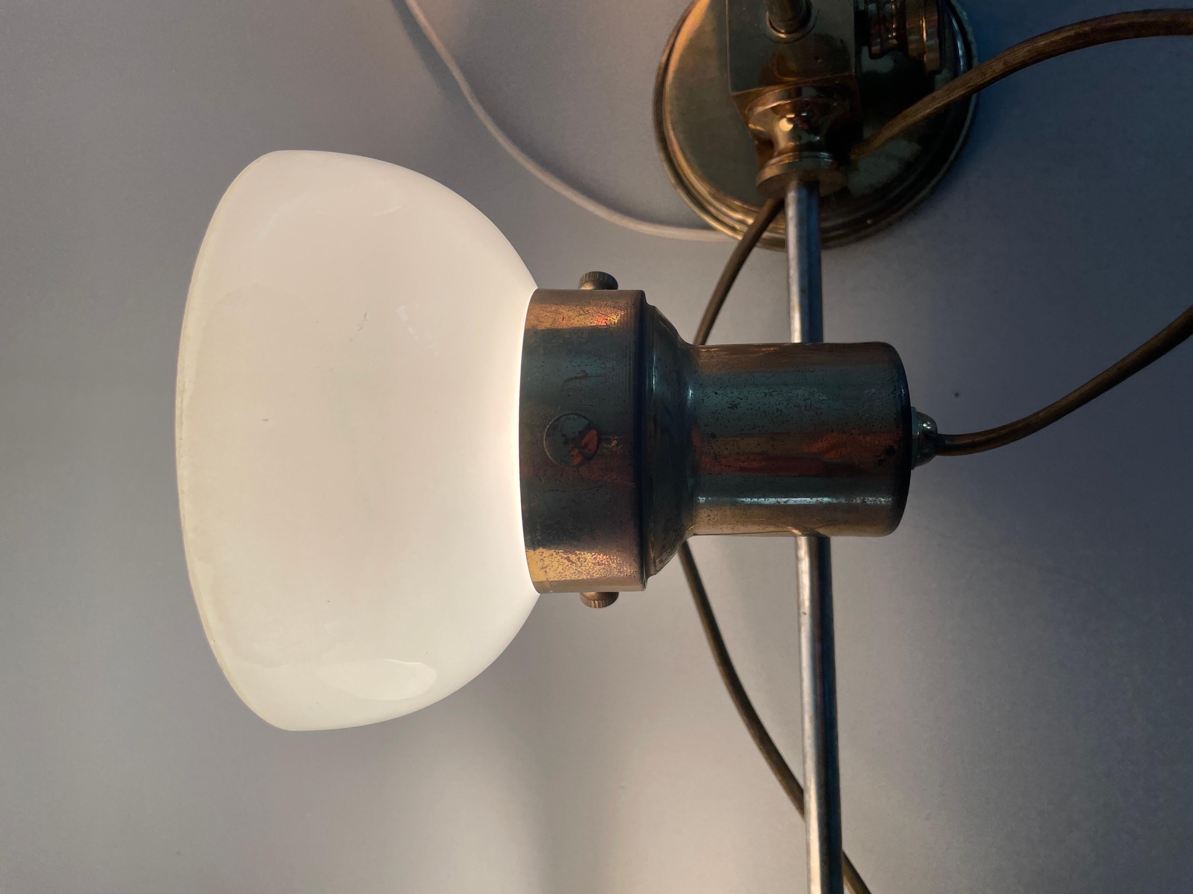 Lampada da parete moderna a 4 teste in vetro opalino e ottone, 1960, Italia in vendita 8