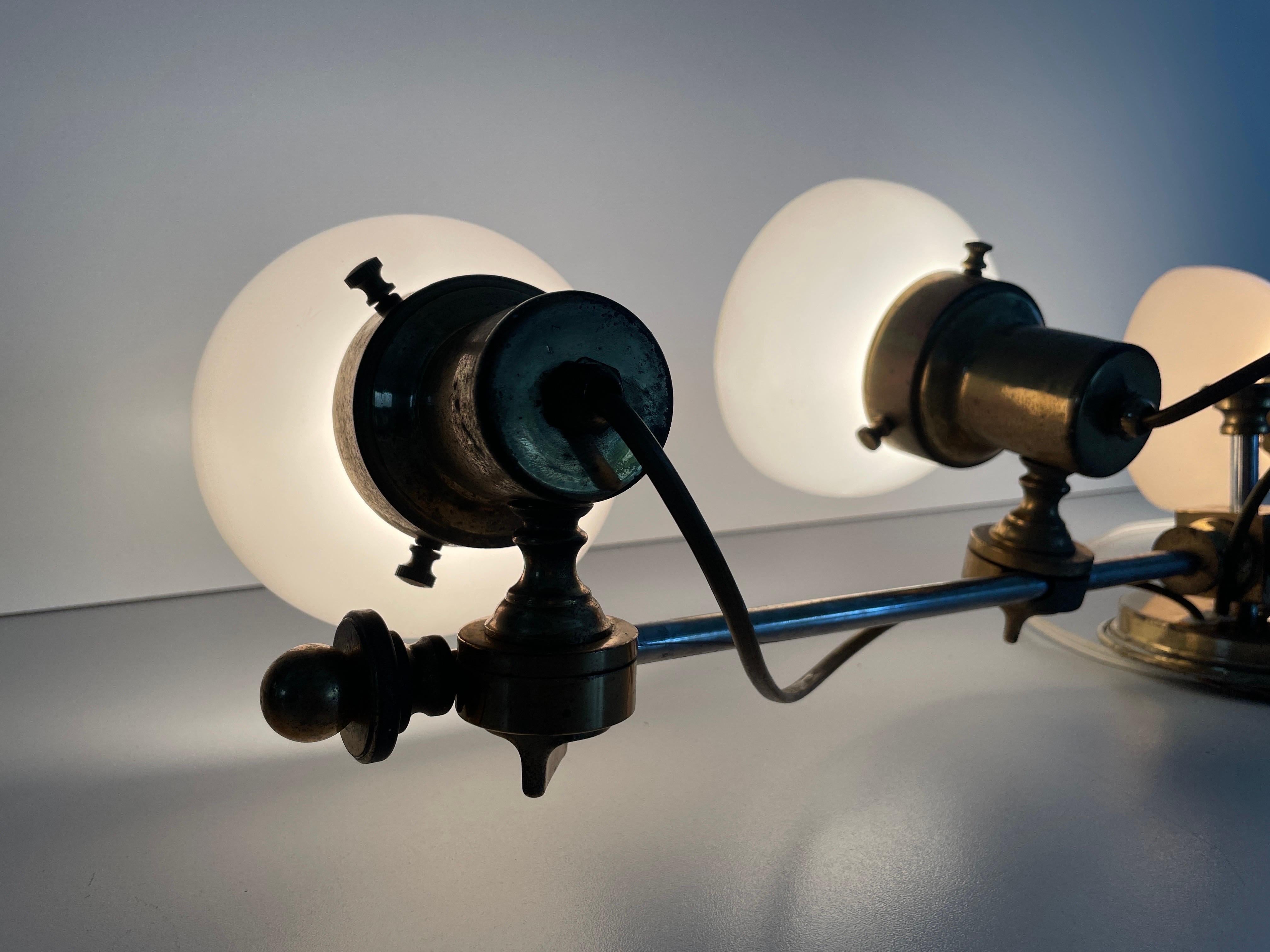 Lampada da parete moderna a 4 teste in vetro opalino e ottone, 1960, Italia in vendita 9