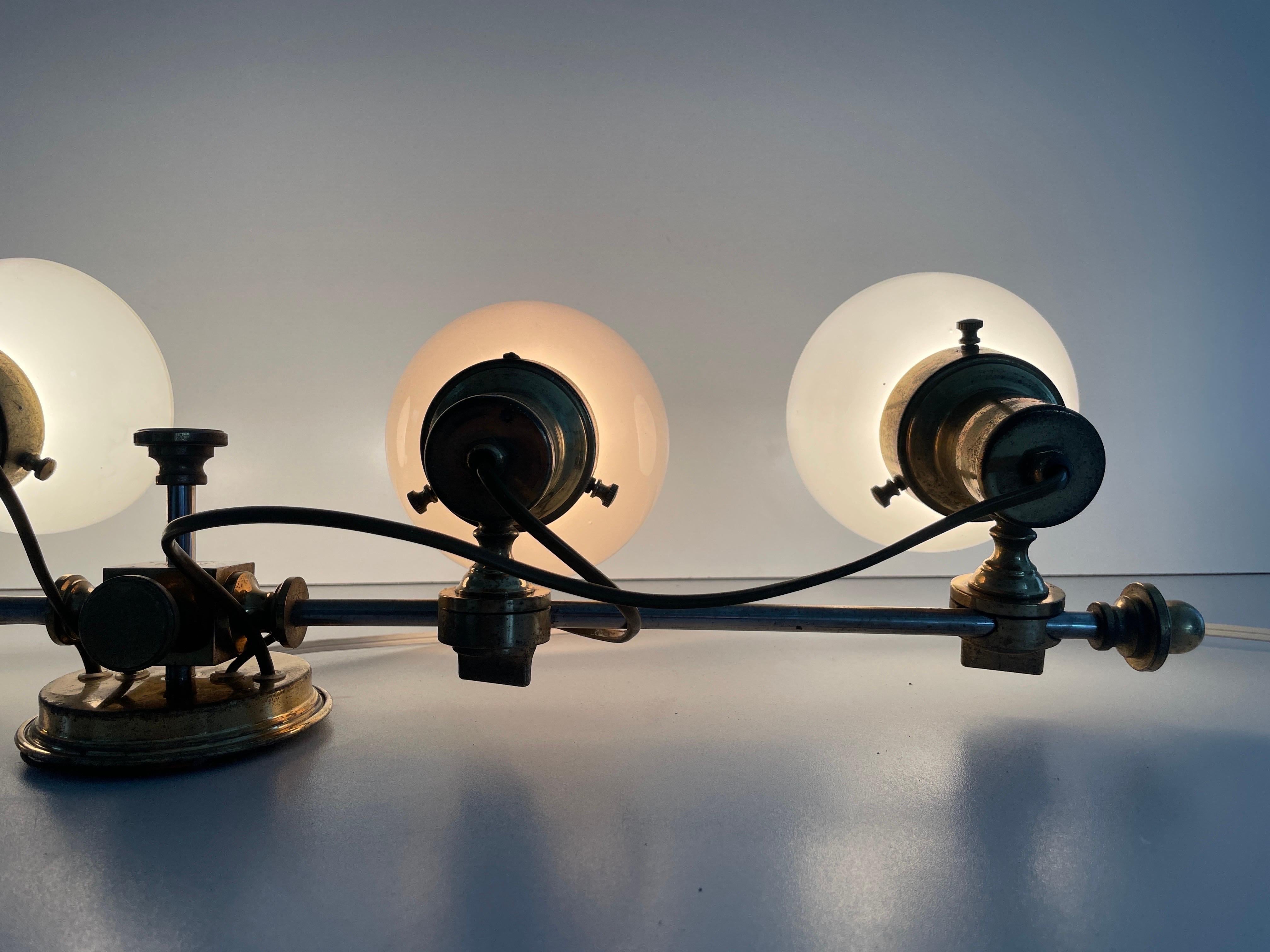 Lampada da parete moderna a 4 teste in vetro opalino e ottone, 1960, Italia in vendita 10