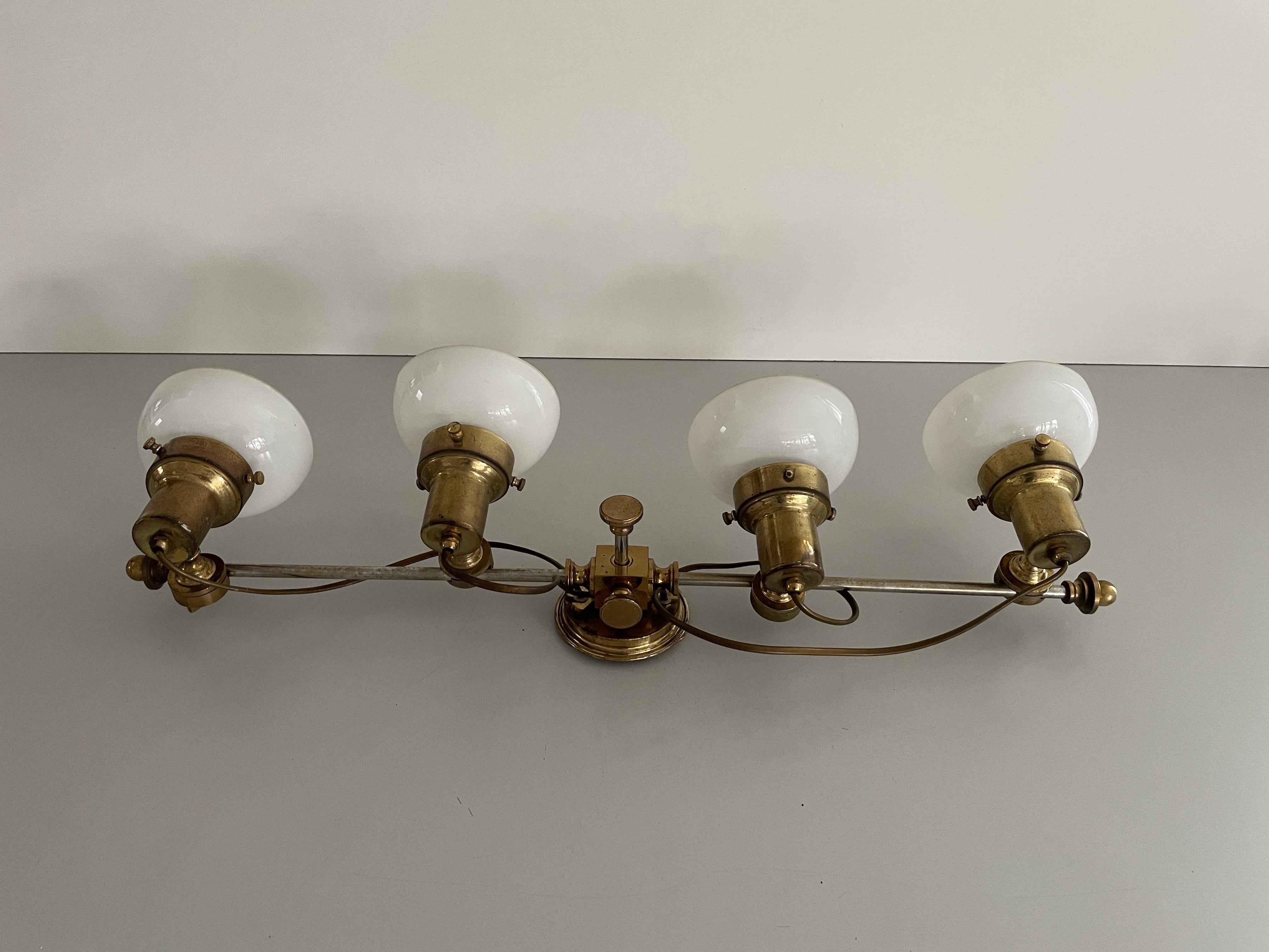 Lampada da parete moderna a 4 teste in vetro opalino e ottone, 1960, Italia

Le lampade sono in ottime condizioni vintage. 


Questa lampada funziona con  4x lampadine E14. 
Cablato e adatto all'uso con 220V e 110V per tutti i
