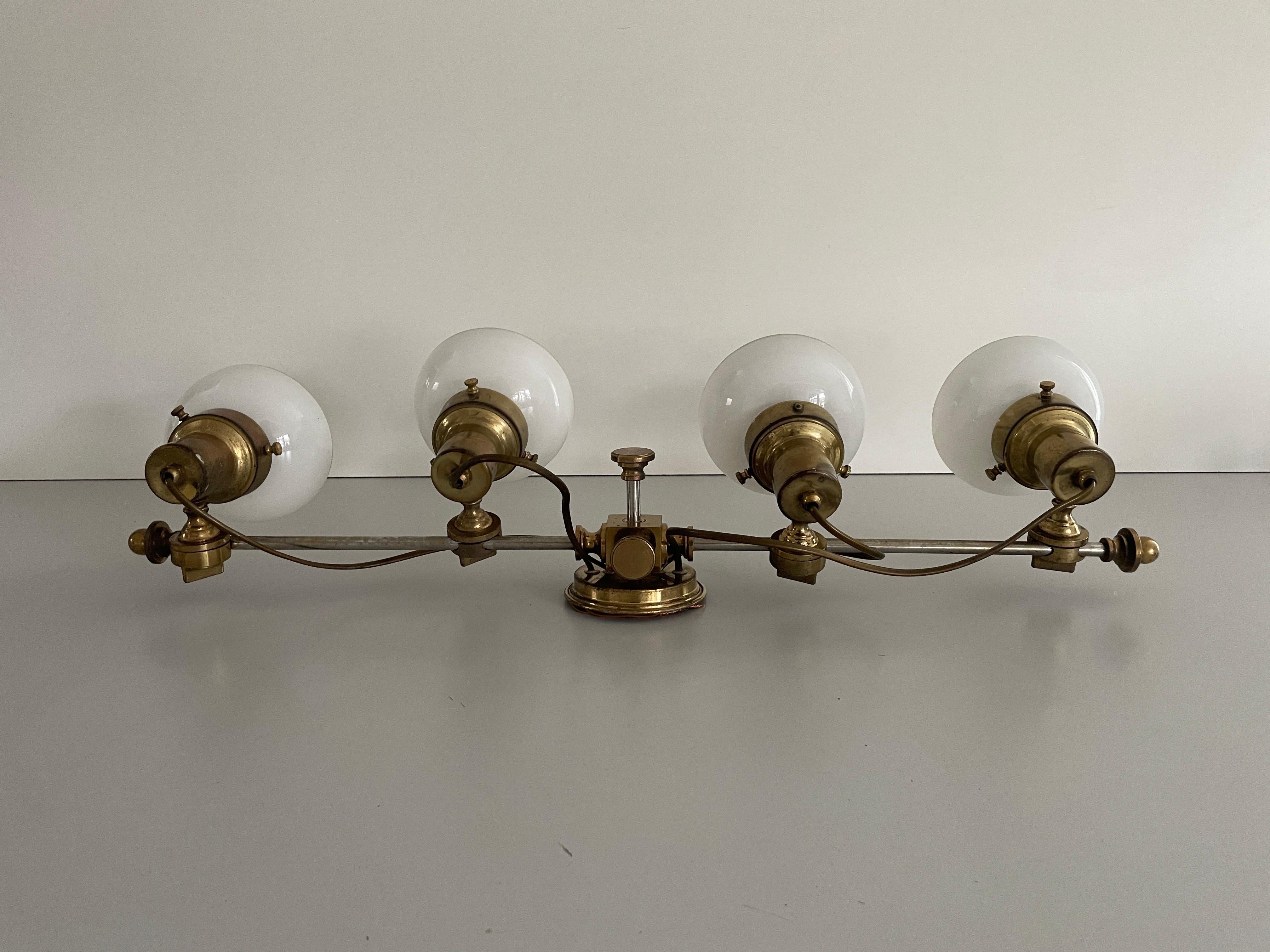 Mid-Century moderno Lampada da parete moderna a 4 teste in vetro opalino e ottone, 1960, Italia in vendita