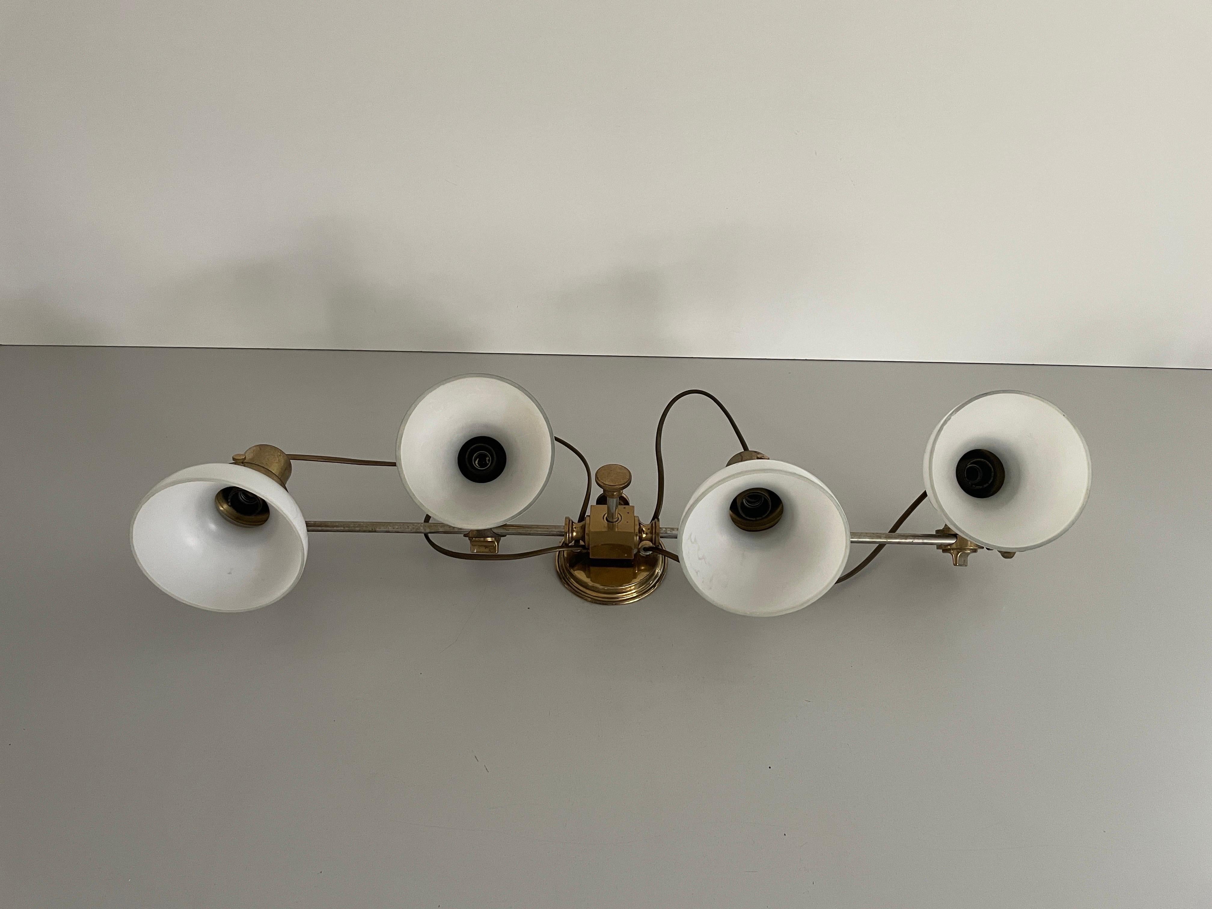 Italiano Lampada da parete moderna a 4 teste in vetro opalino e ottone, 1960, Italia in vendita
