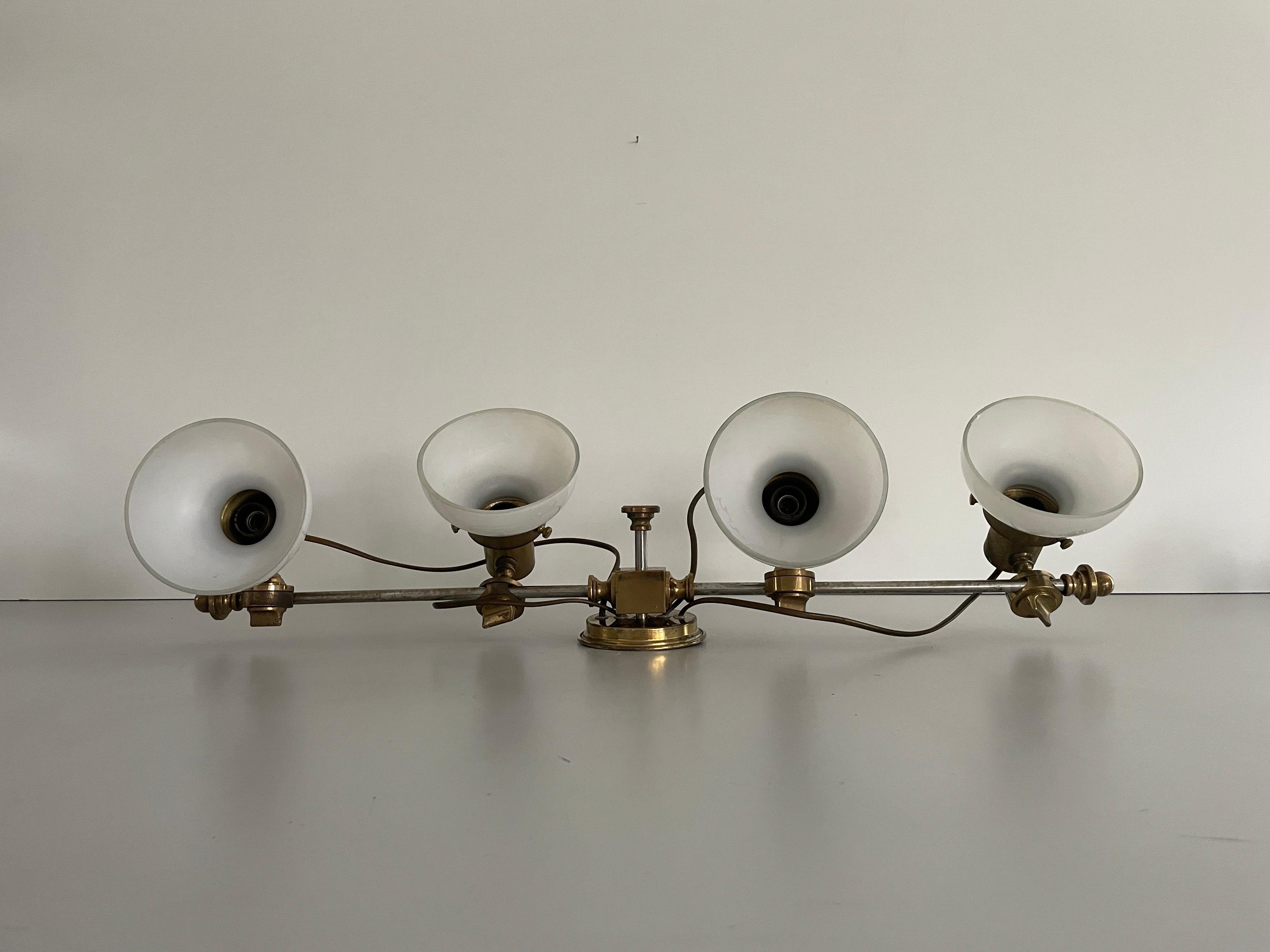 Lampada da parete moderna a 4 teste in vetro opalino e ottone, 1960, Italia In condizioni ottime in vendita a Hagenbach, DE