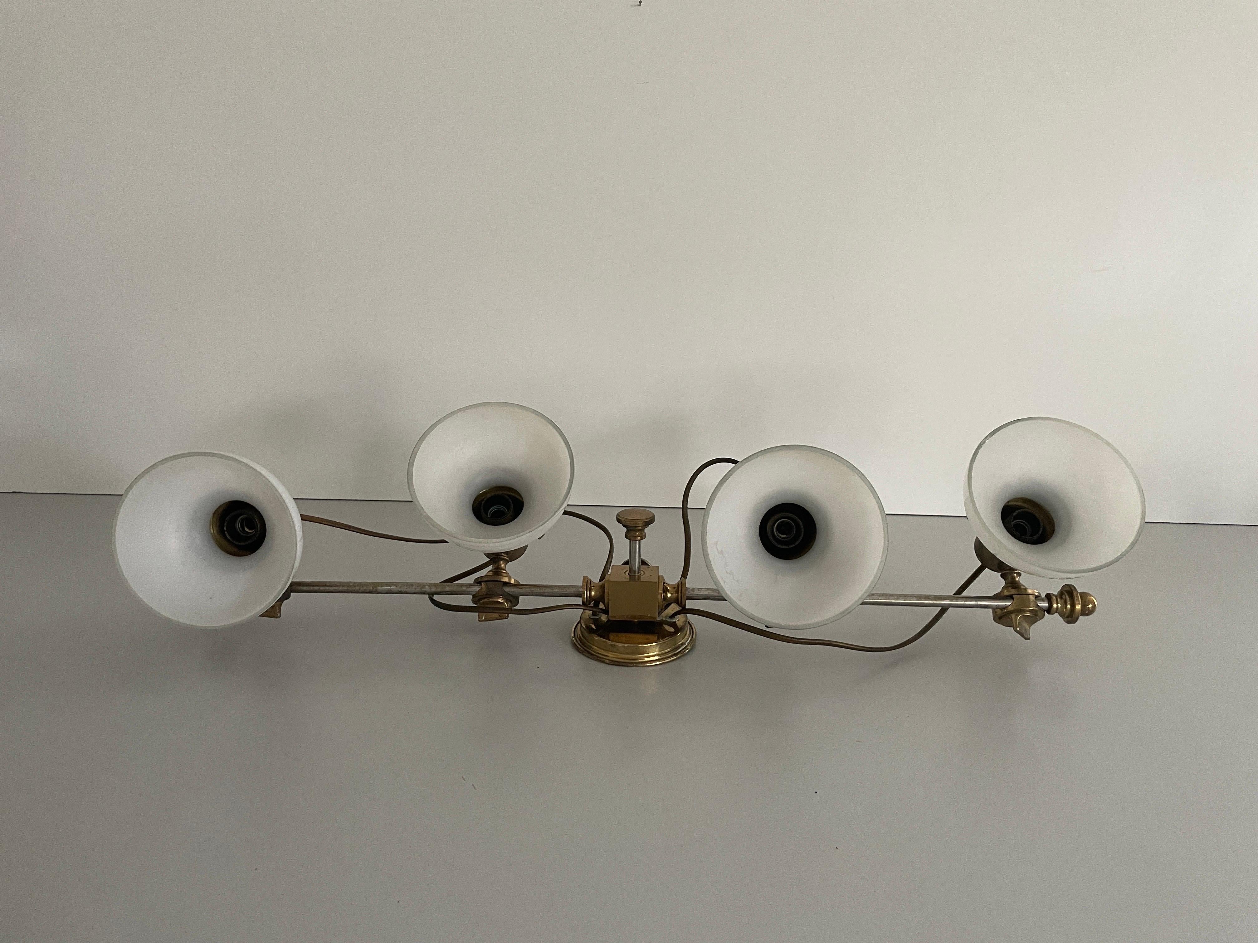Metà XX secolo Lampada da parete moderna a 4 teste in vetro opalino e ottone, 1960, Italia in vendita