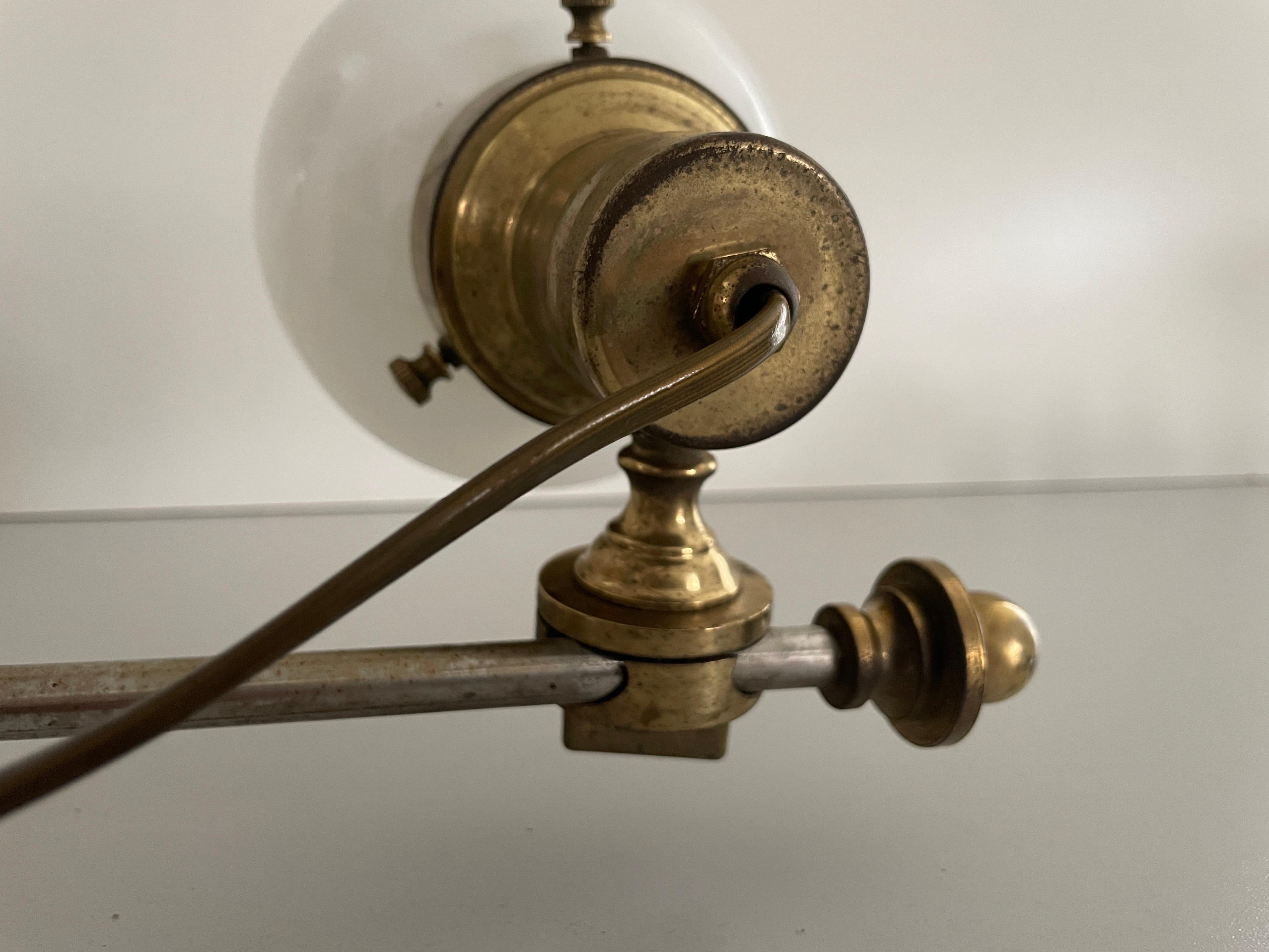 Ottone Lampada da parete moderna a 4 teste in vetro opalino e ottone, 1960, Italia in vendita