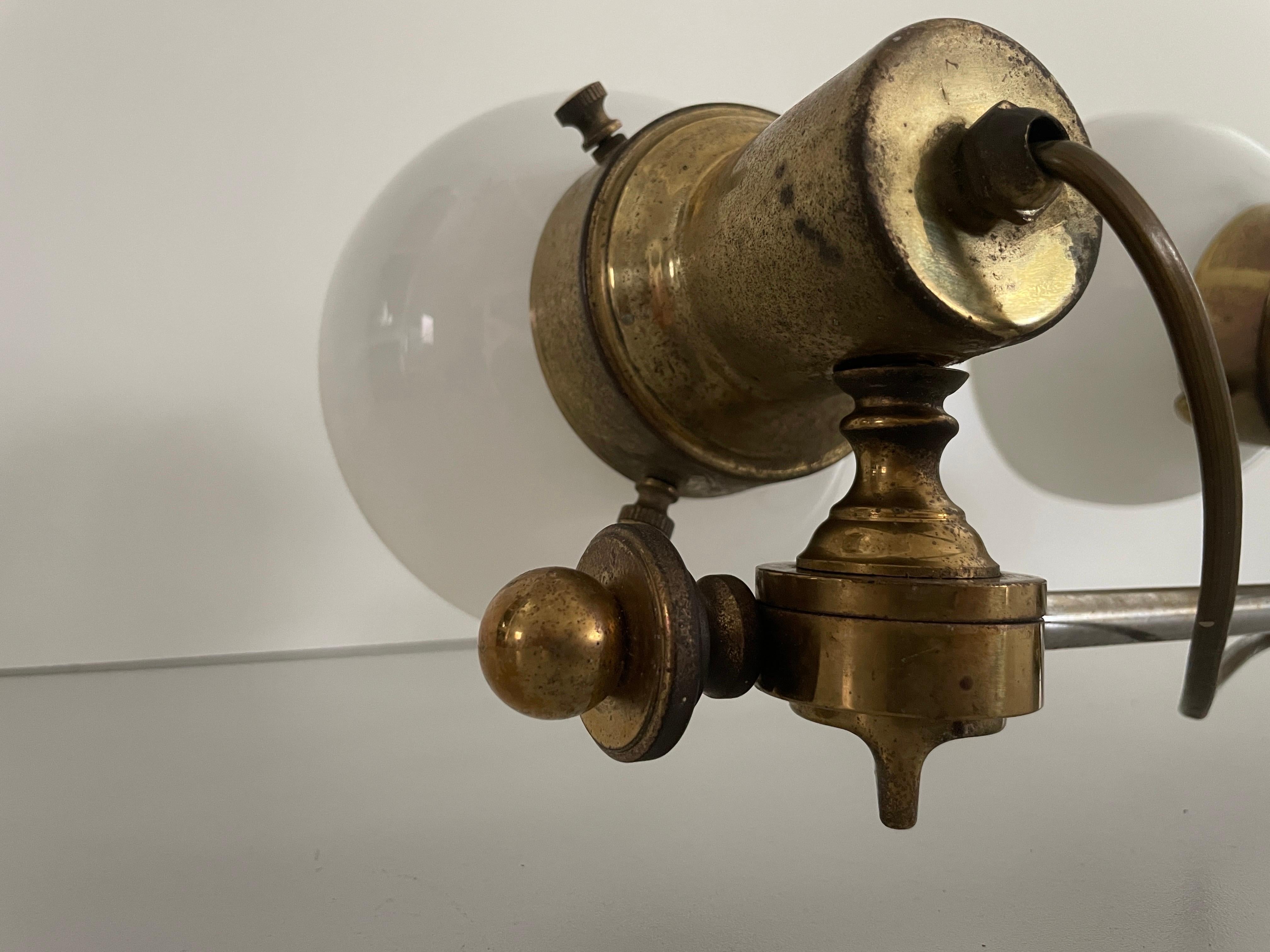 Lampada da parete moderna a 4 teste in vetro opalino e ottone, 1960, Italia in vendita 1