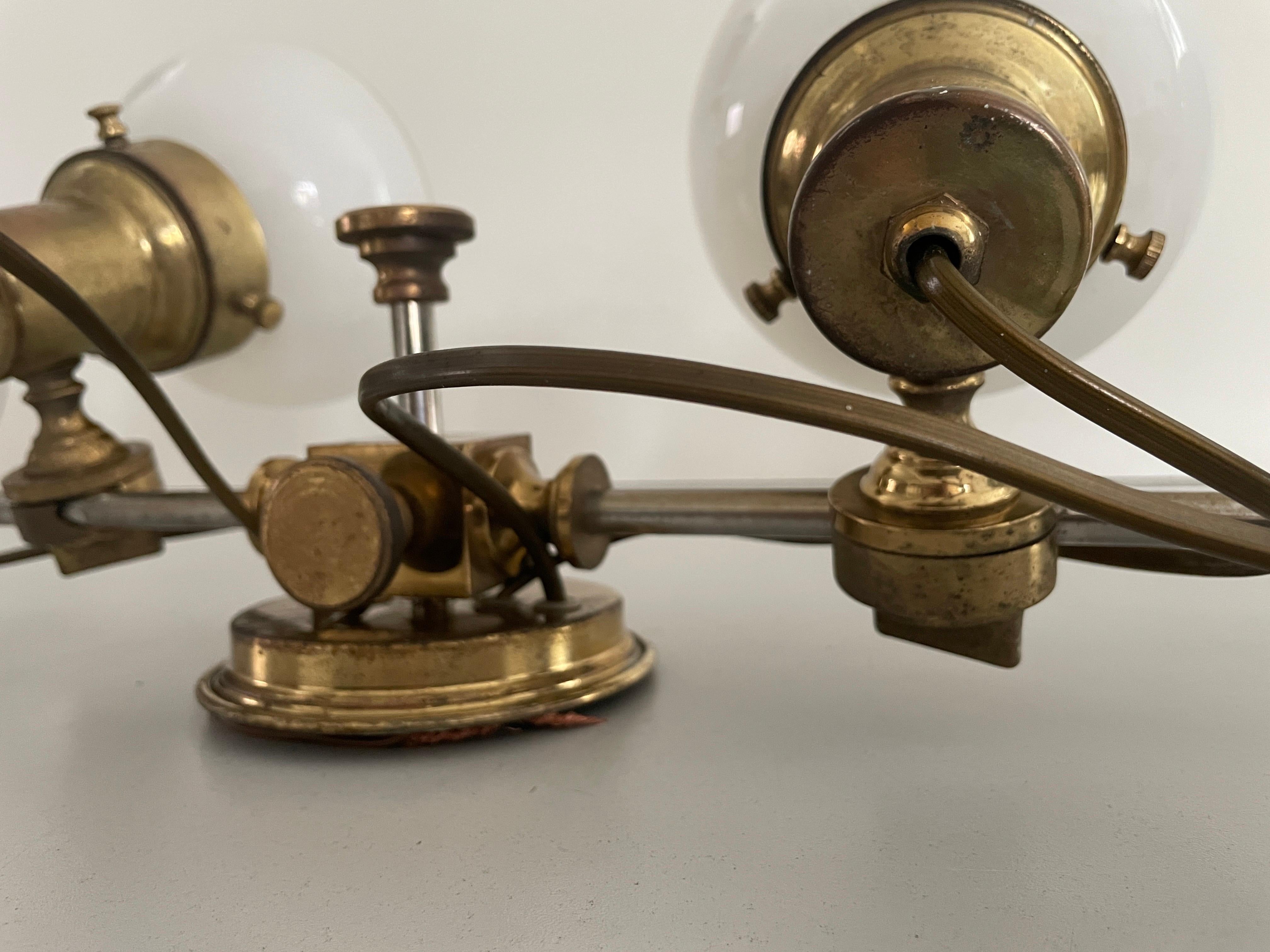Lampada da parete moderna a 4 teste in vetro opalino e ottone, 1960, Italia in vendita 2