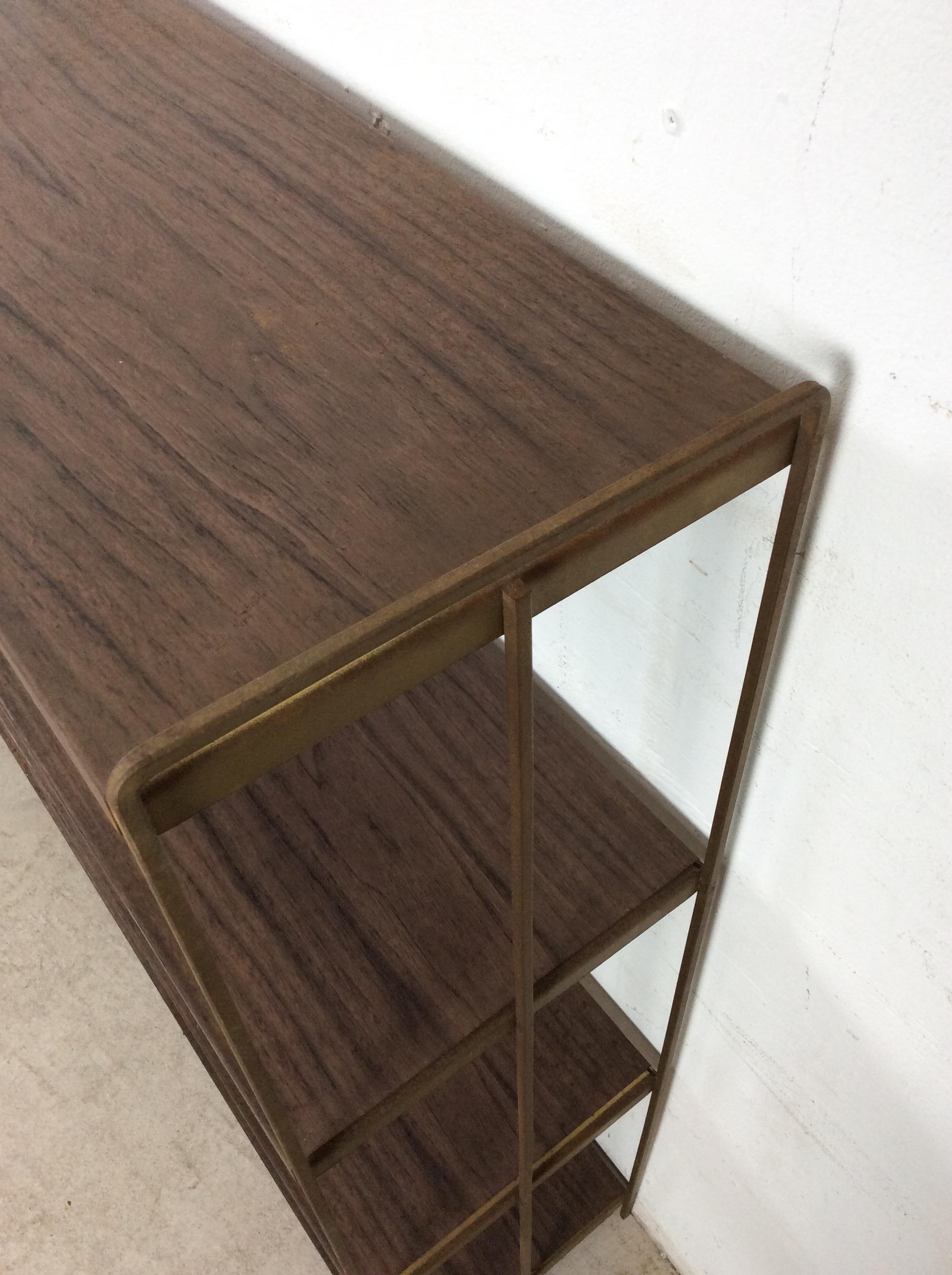 Libreria a 4 ripiani in stile Mid Century Modern con stampa Wood Wood e accenti in ottone in vendita 3