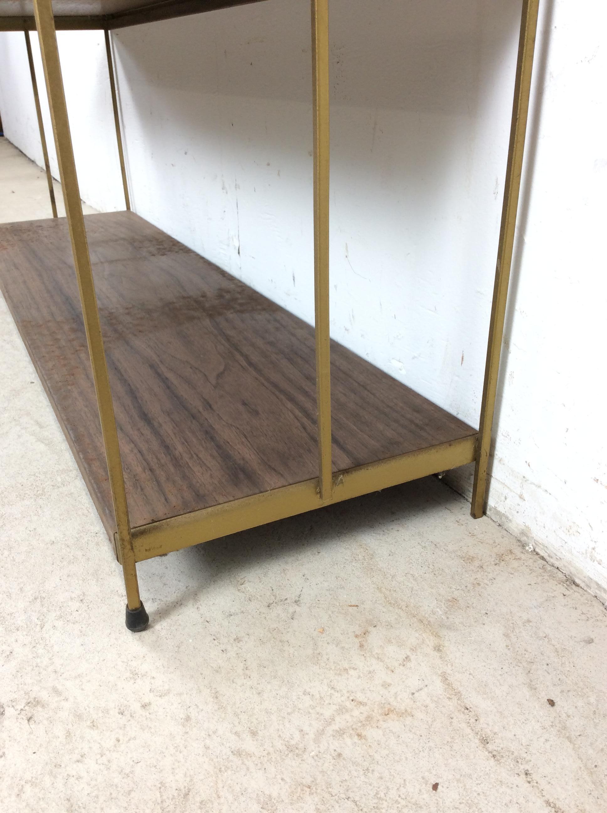 Libreria a 4 ripiani in stile Mid Century Modern con stampa Wood Wood e accenti in ottone in vendita 4