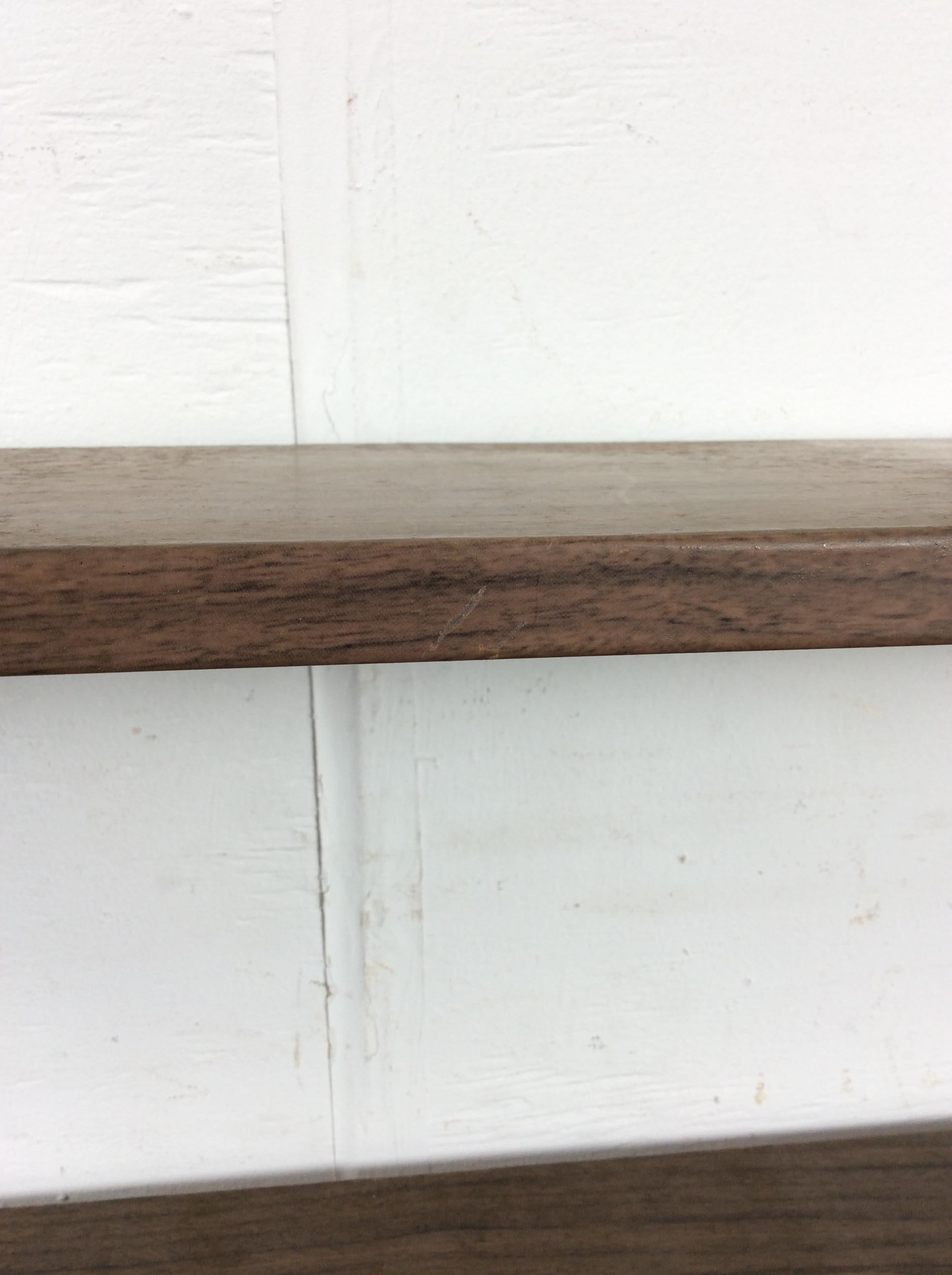 Libreria a 4 ripiani in stile Mid Century Modern con stampa Wood Wood e accenti in ottone in vendita 5