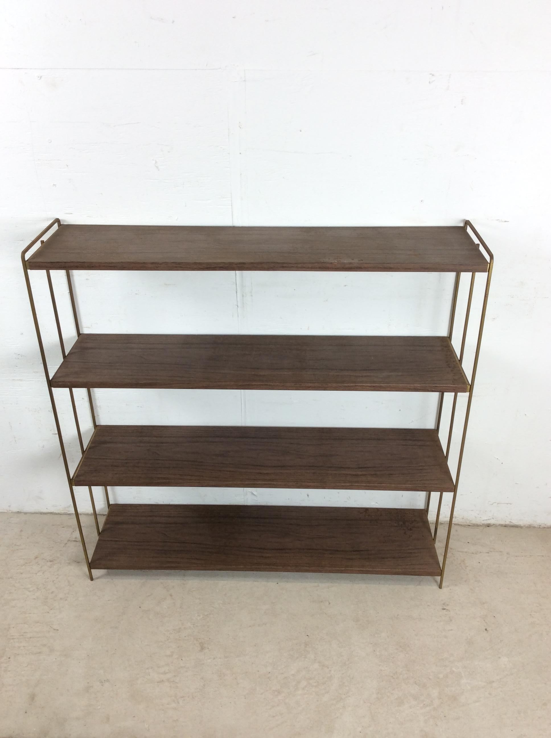 Libreria a 4 ripiani in stile Mid Century Modern con stampa Wood Wood e accenti in ottone in vendita 6