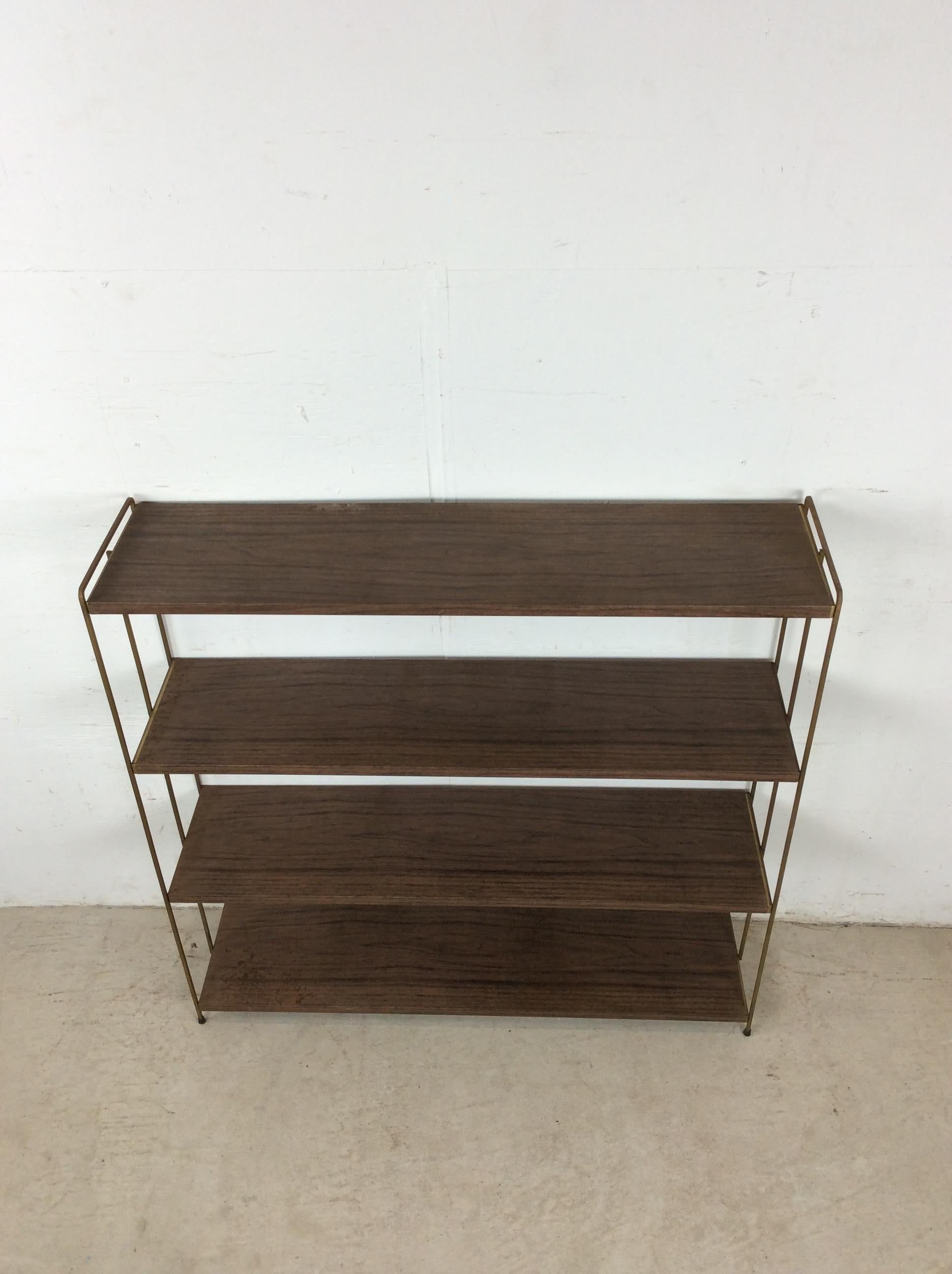 Mid-Century moderno Libreria a 4 ripiani in stile Mid Century Modern con stampa Wood Wood e accenti in ottone in vendita
