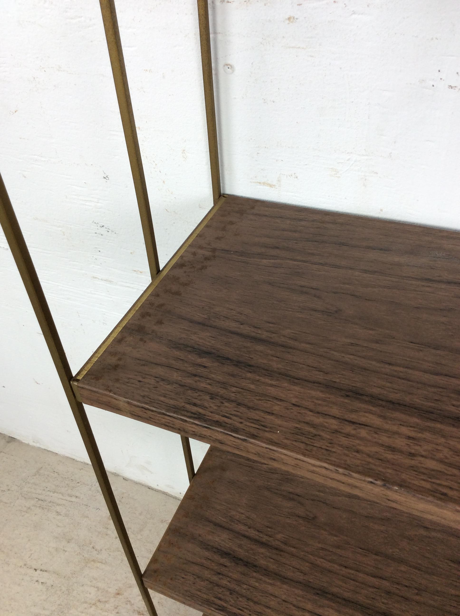 Americano Libreria a 4 ripiani in stile Mid Century Modern con stampa Wood Wood e accenti in ottone in vendita