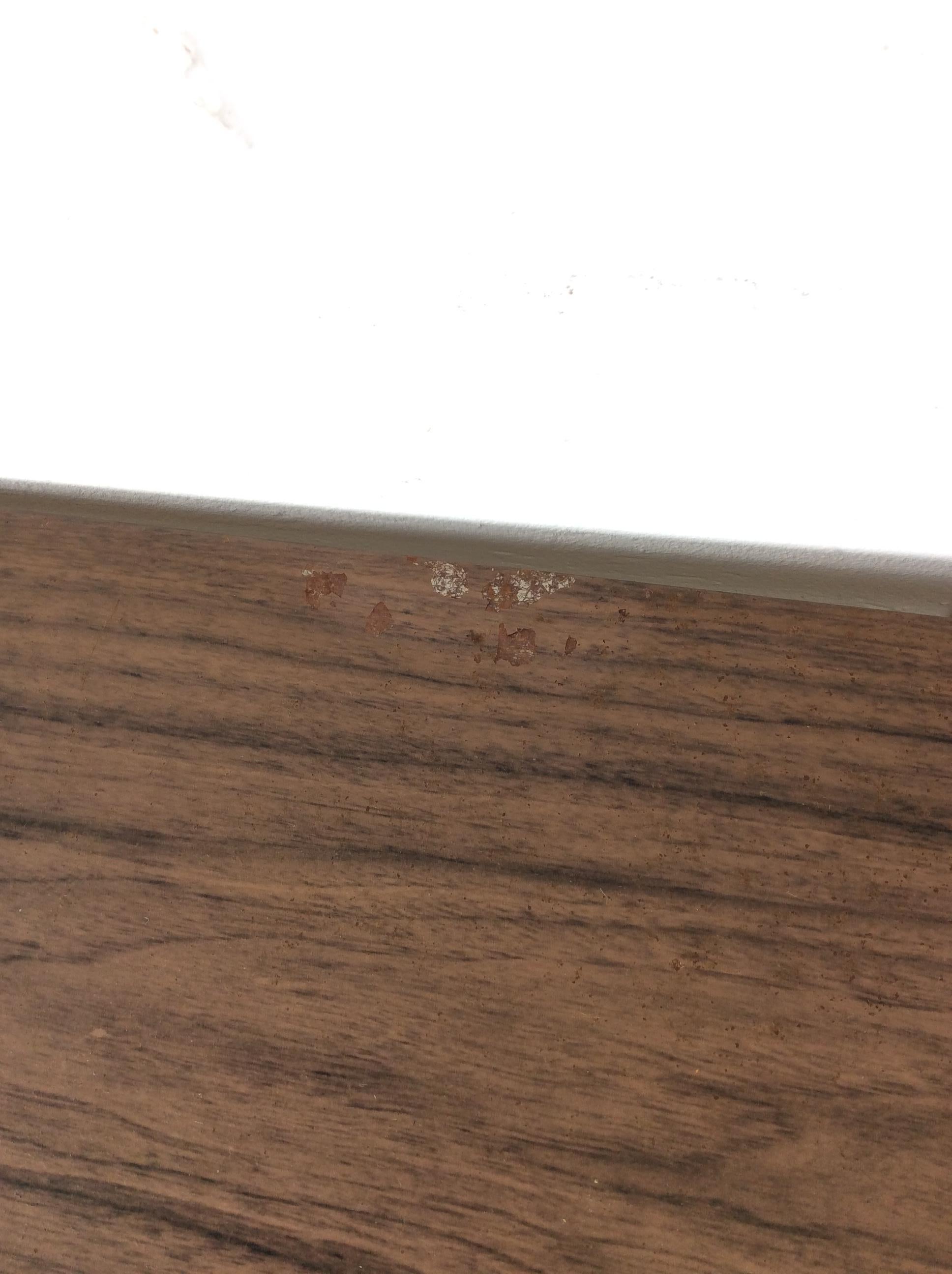 Libreria a 4 ripiani in stile Mid Century Modern con stampa Wood Wood e accenti in ottone In condizioni discrete in vendita a Freehold, NJ