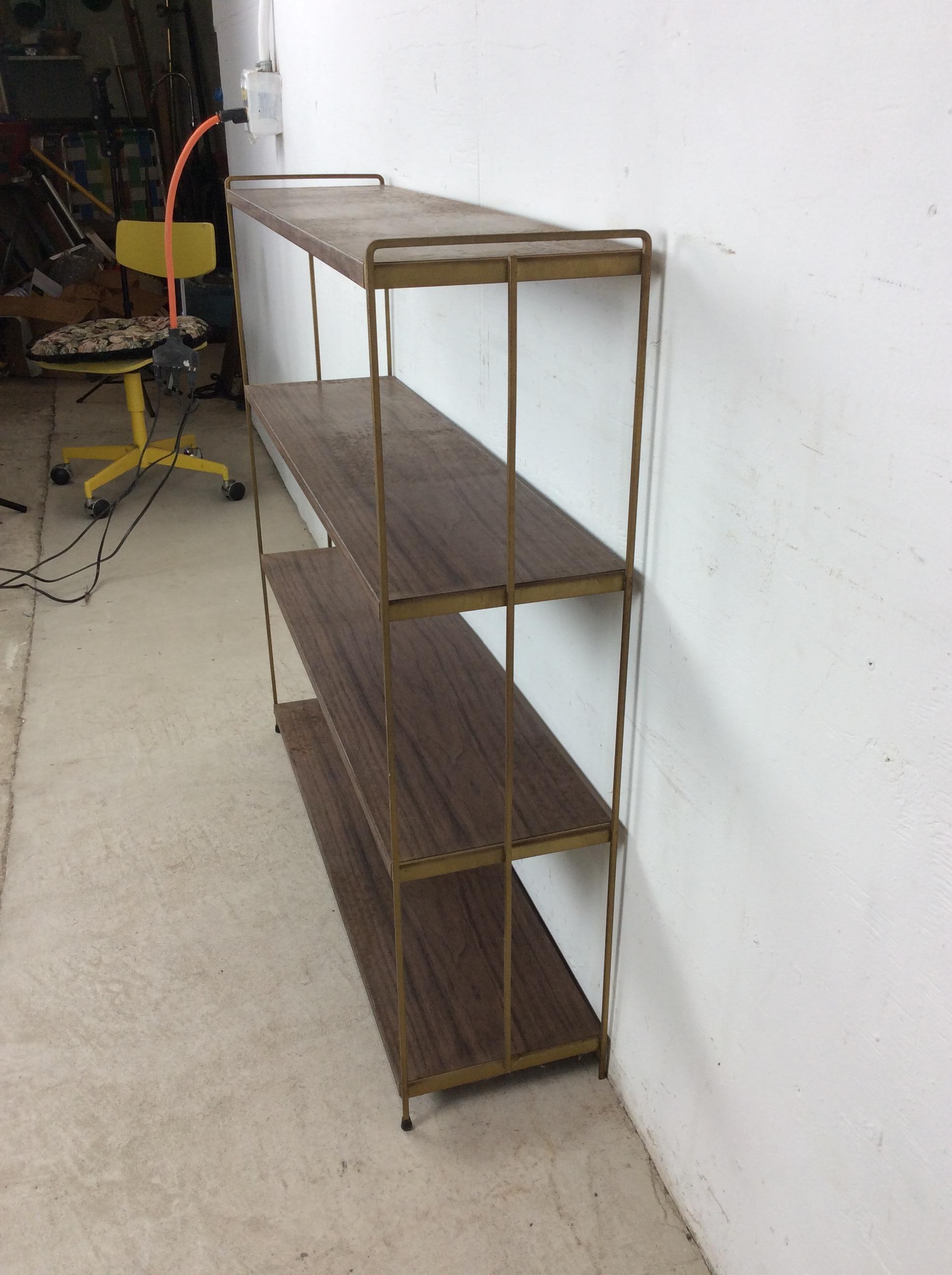 XX secolo Libreria a 4 ripiani in stile Mid Century Modern con stampa Wood Wood e accenti in ottone in vendita