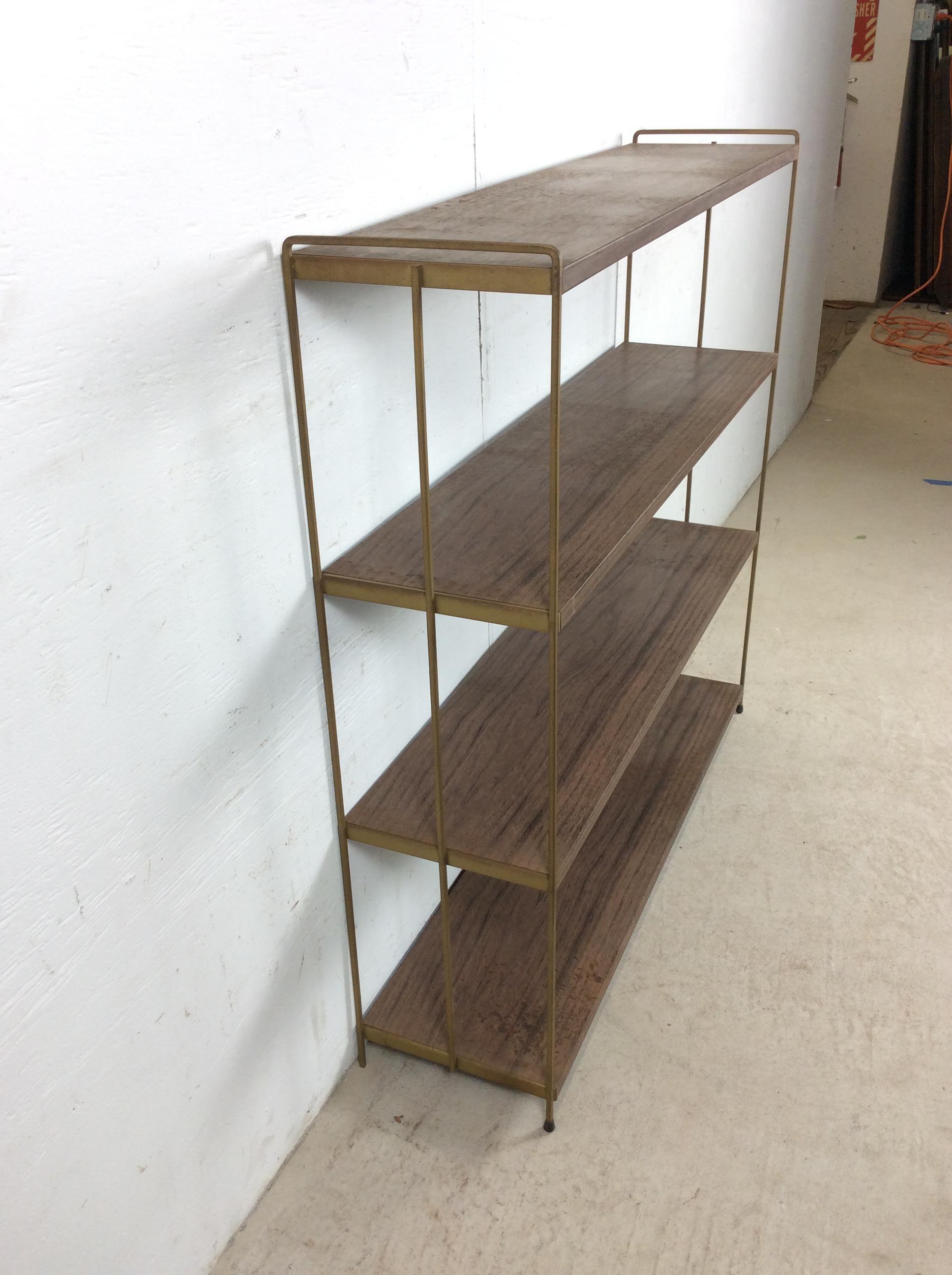 Metallo Libreria a 4 ripiani in stile Mid Century Modern con stampa Wood Wood e accenti in ottone in vendita
